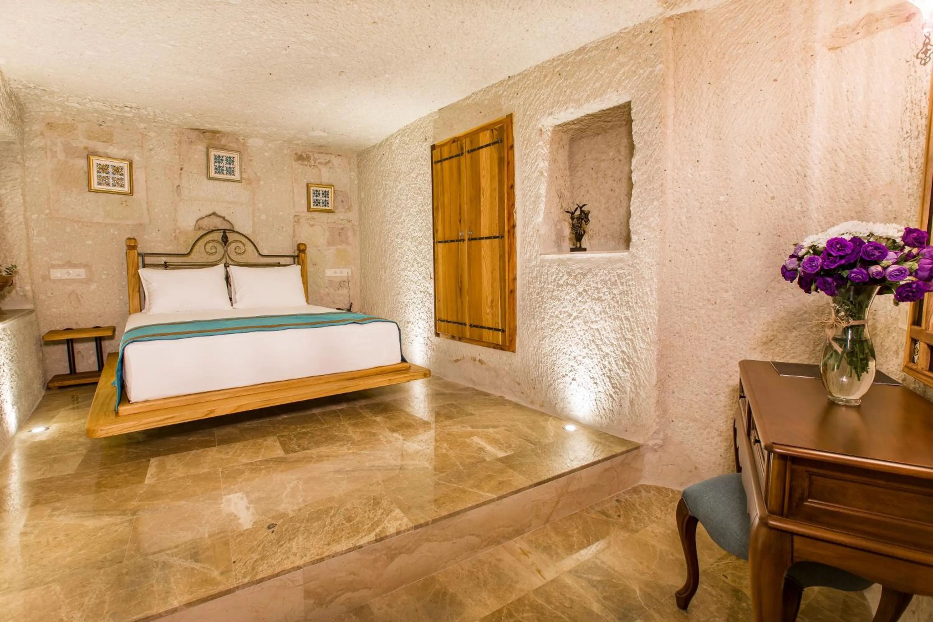 Bedroom, Bed in Imperial Cave Suites & Spa