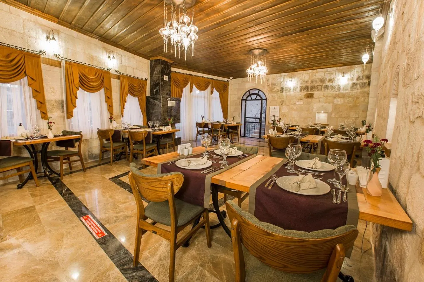 Restaurant/places to eat in Imperial Cave Suites & Spa
