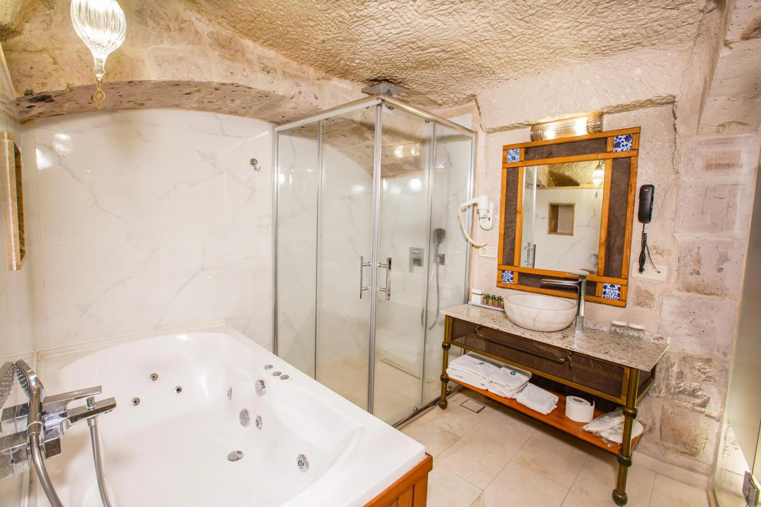 Shower in Imperial Cave Suites & Spa