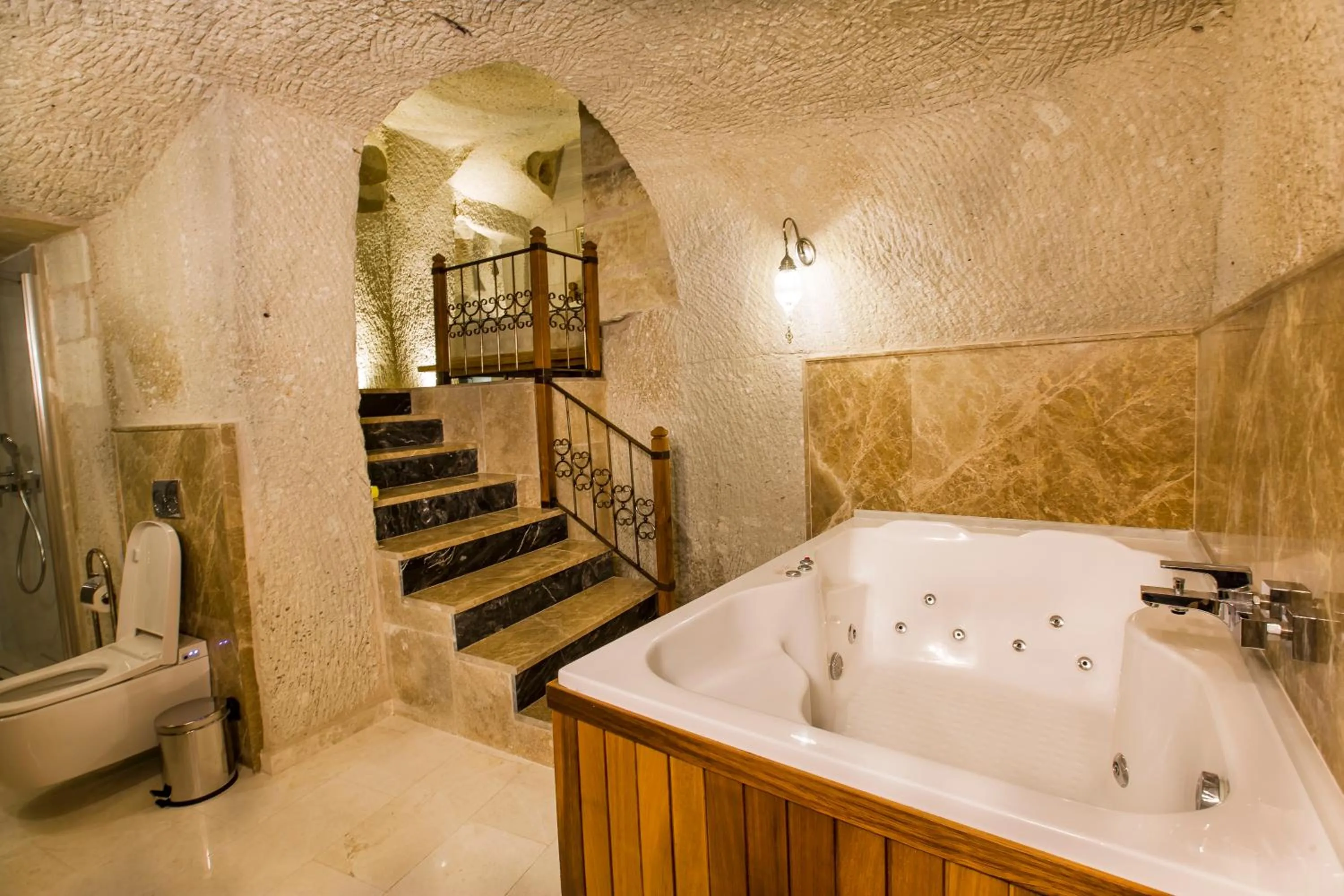 Shower in Imperial Cave Suites & Spa