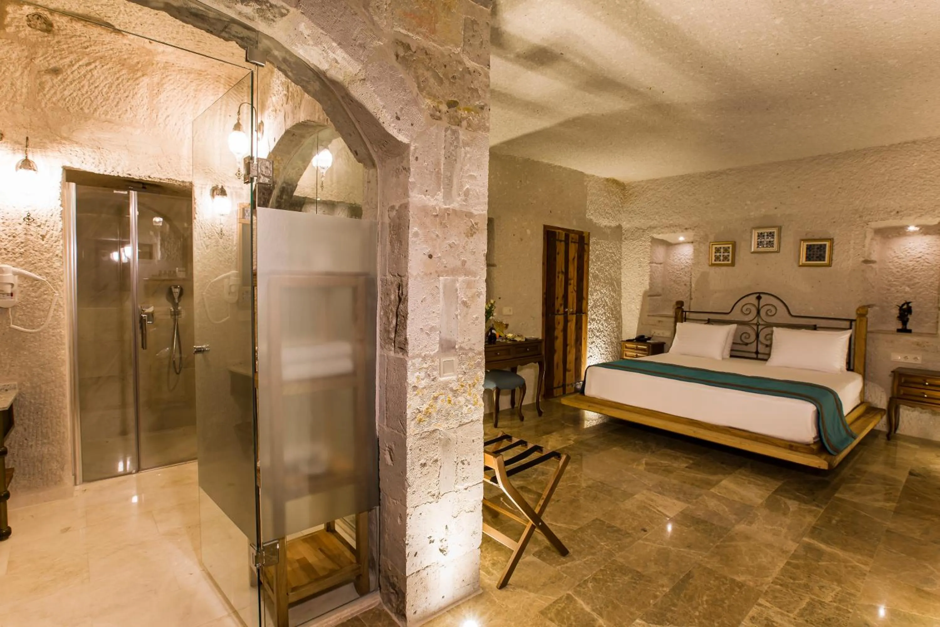 Bedroom, Bed in Imperial Cave Suites & Spa