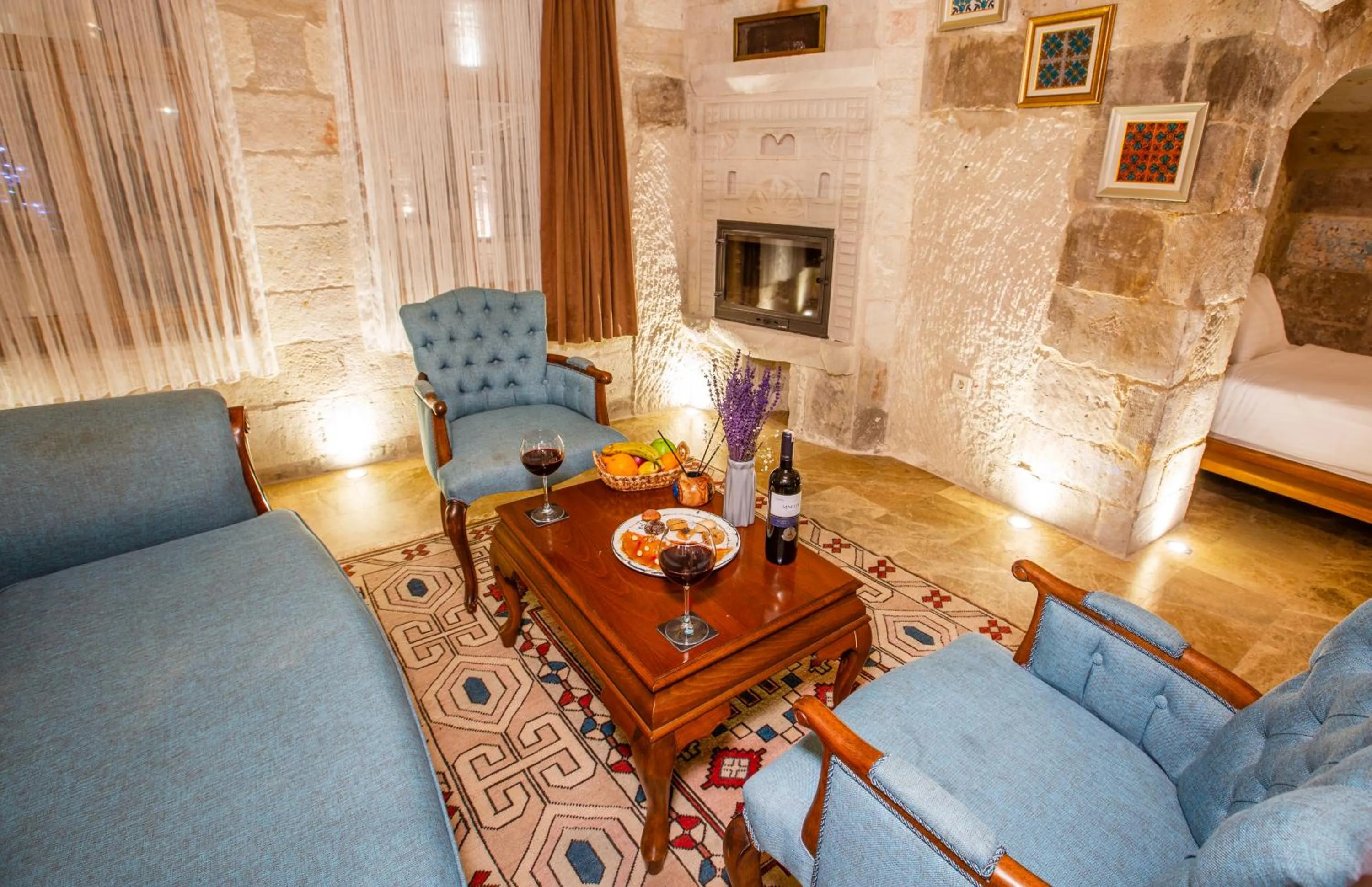 Living room in Imperial Cave Suites & Spa