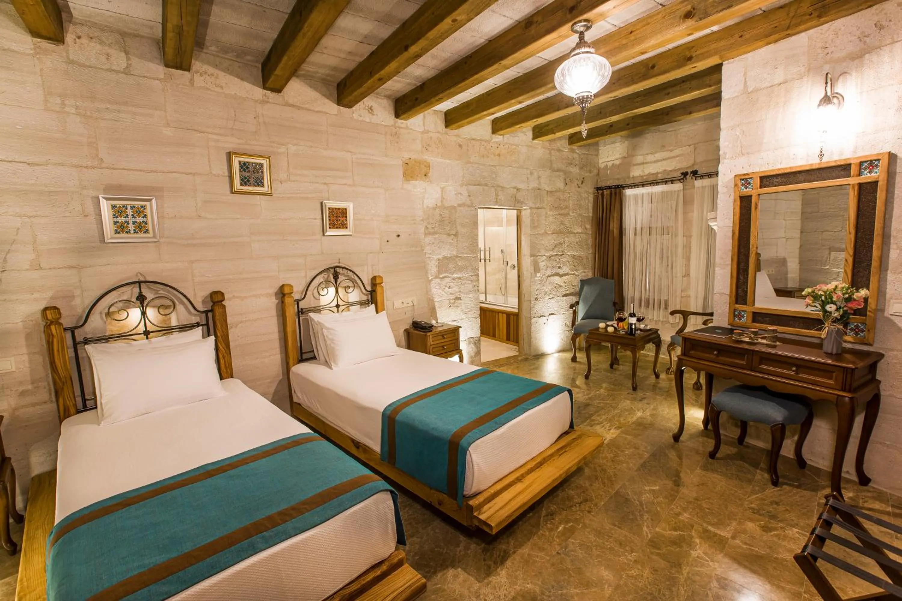 Seating area, Bed in Imperial Cave Suites & Spa