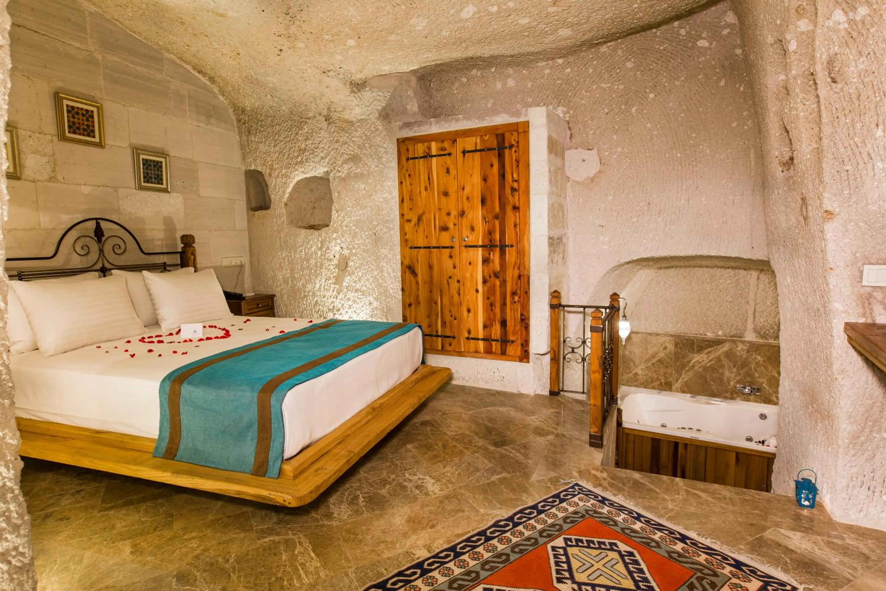 Bedroom, Bed in Imperial Cave Suites & Spa