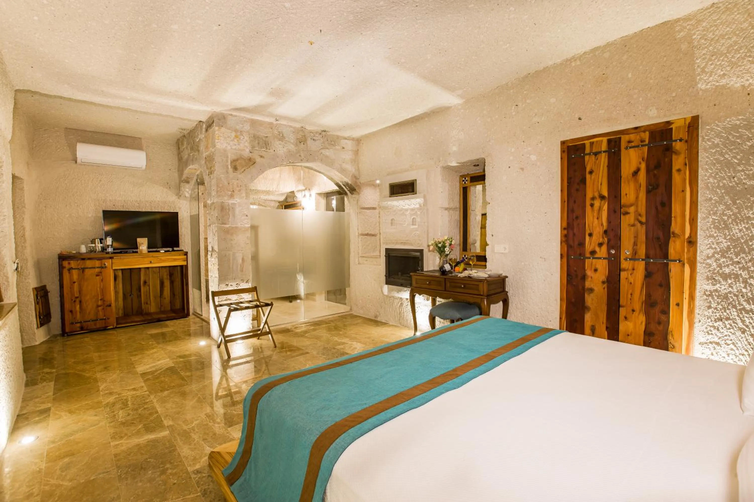 Bedroom, Bed in Imperial Cave Suites & Spa