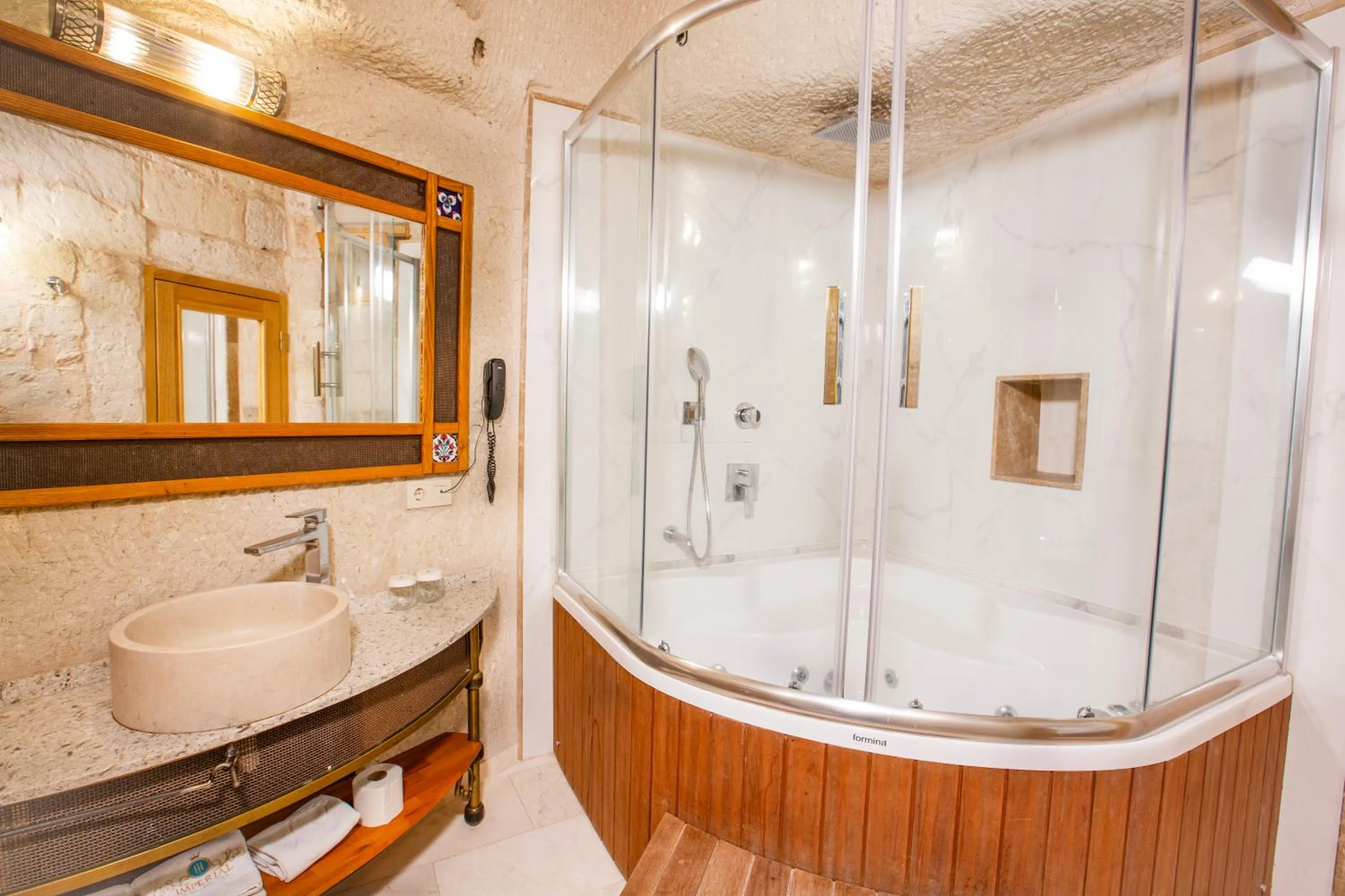 Shower in Imperial Cave Suites & Spa