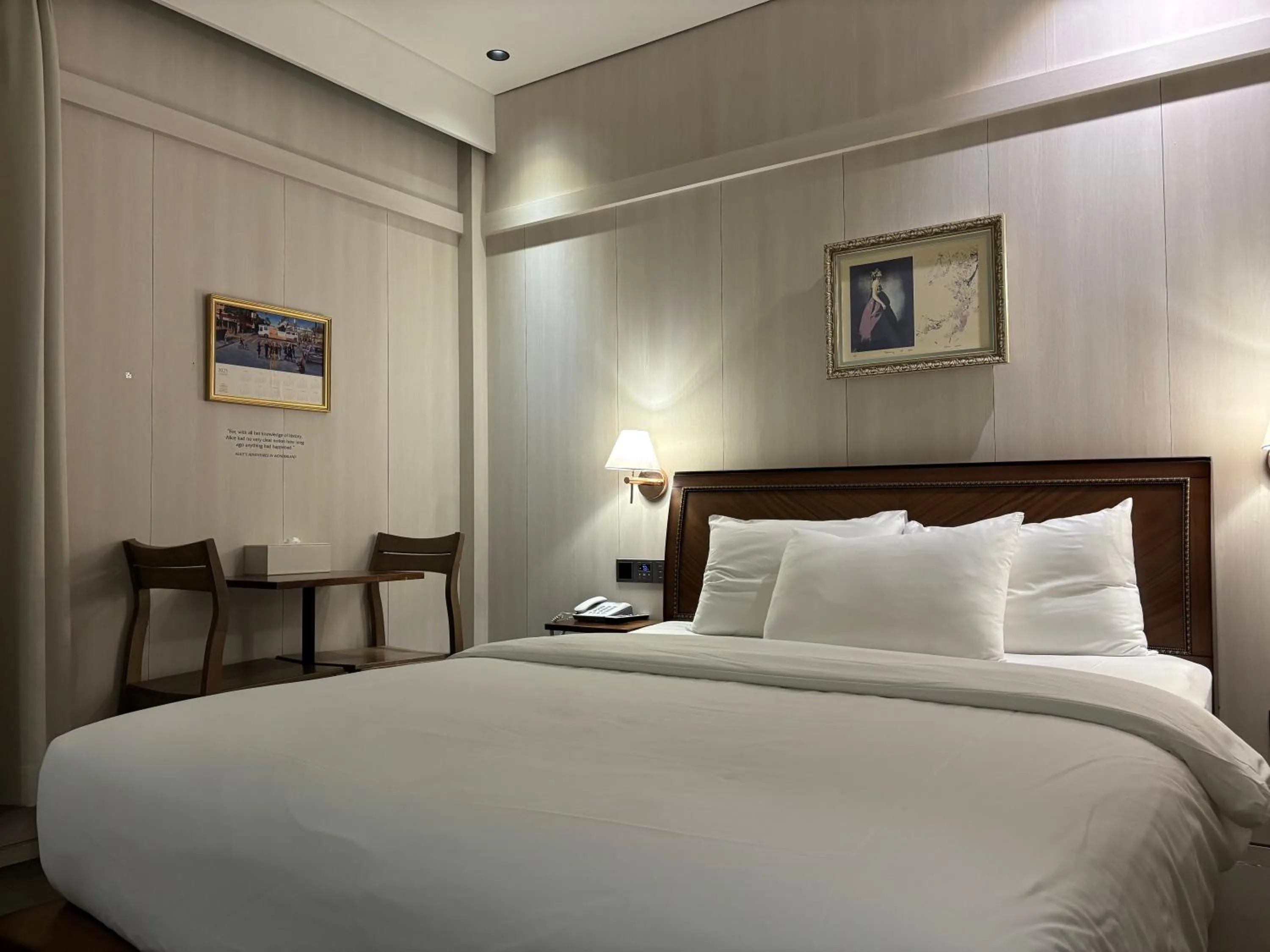 Property building, Bed in Hotel Lemong