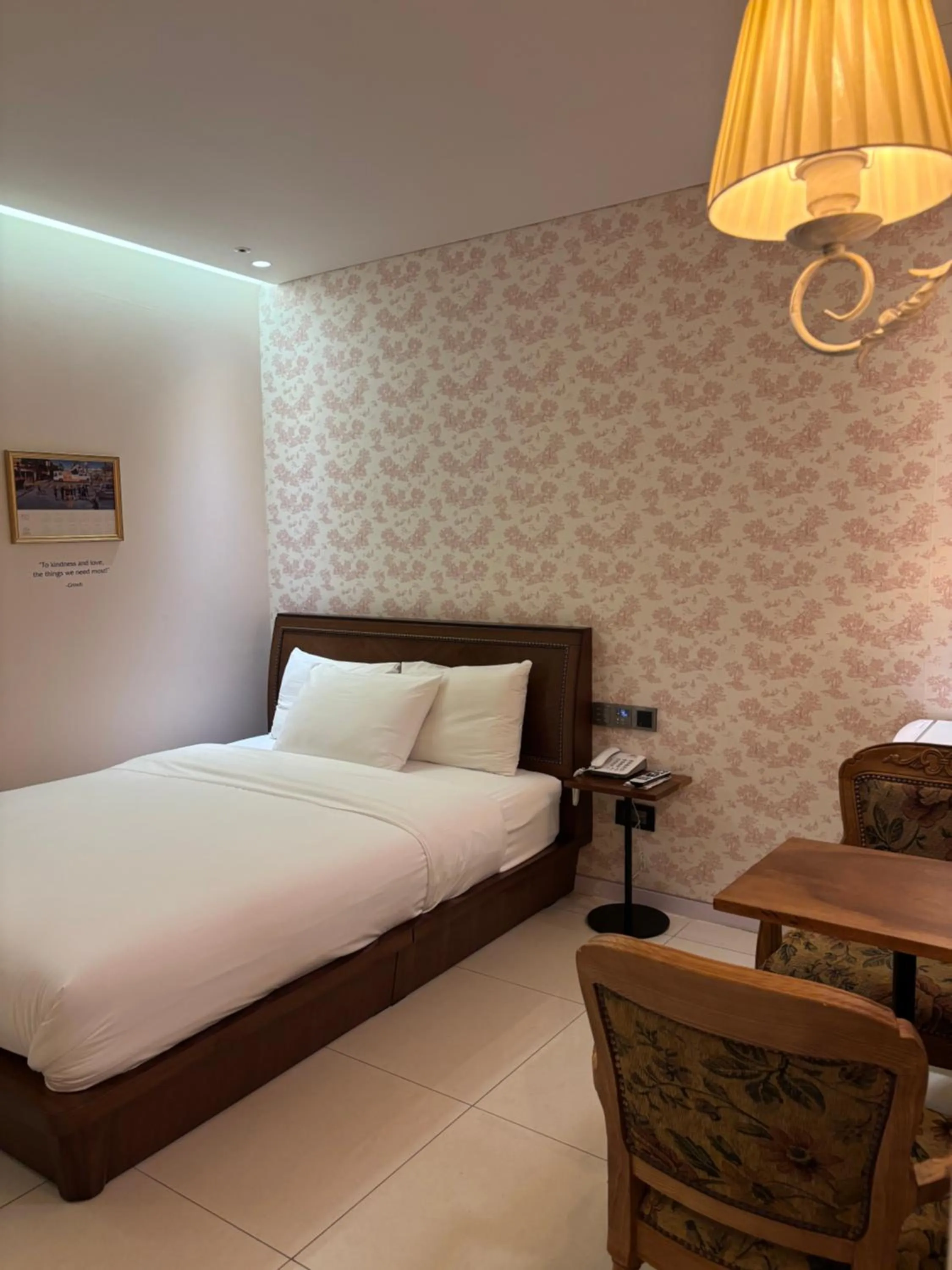 Property building, Bed in Hotel Lemong