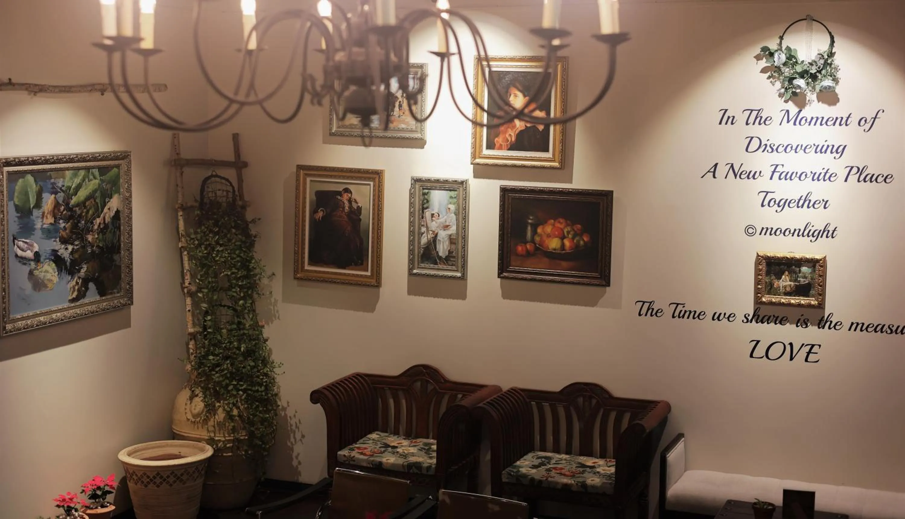 Communal lounge/ TV room in Hotel Lemong