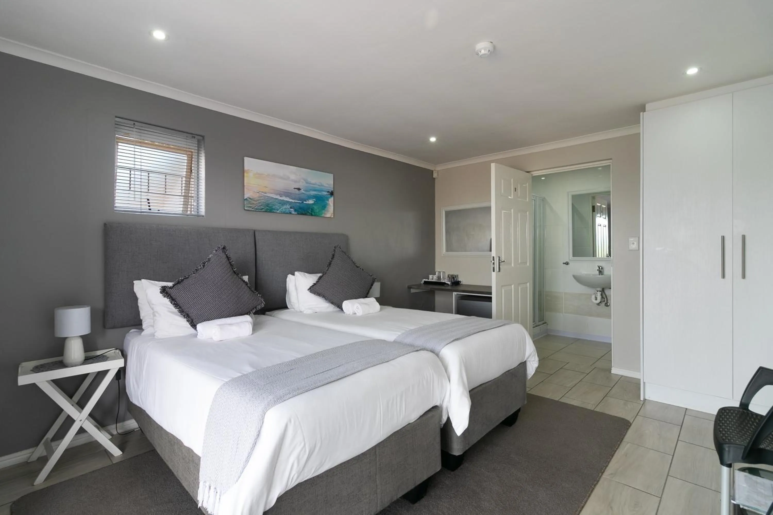Bedroom, Bed in Phoenix Lodge and Waterside Accommodation