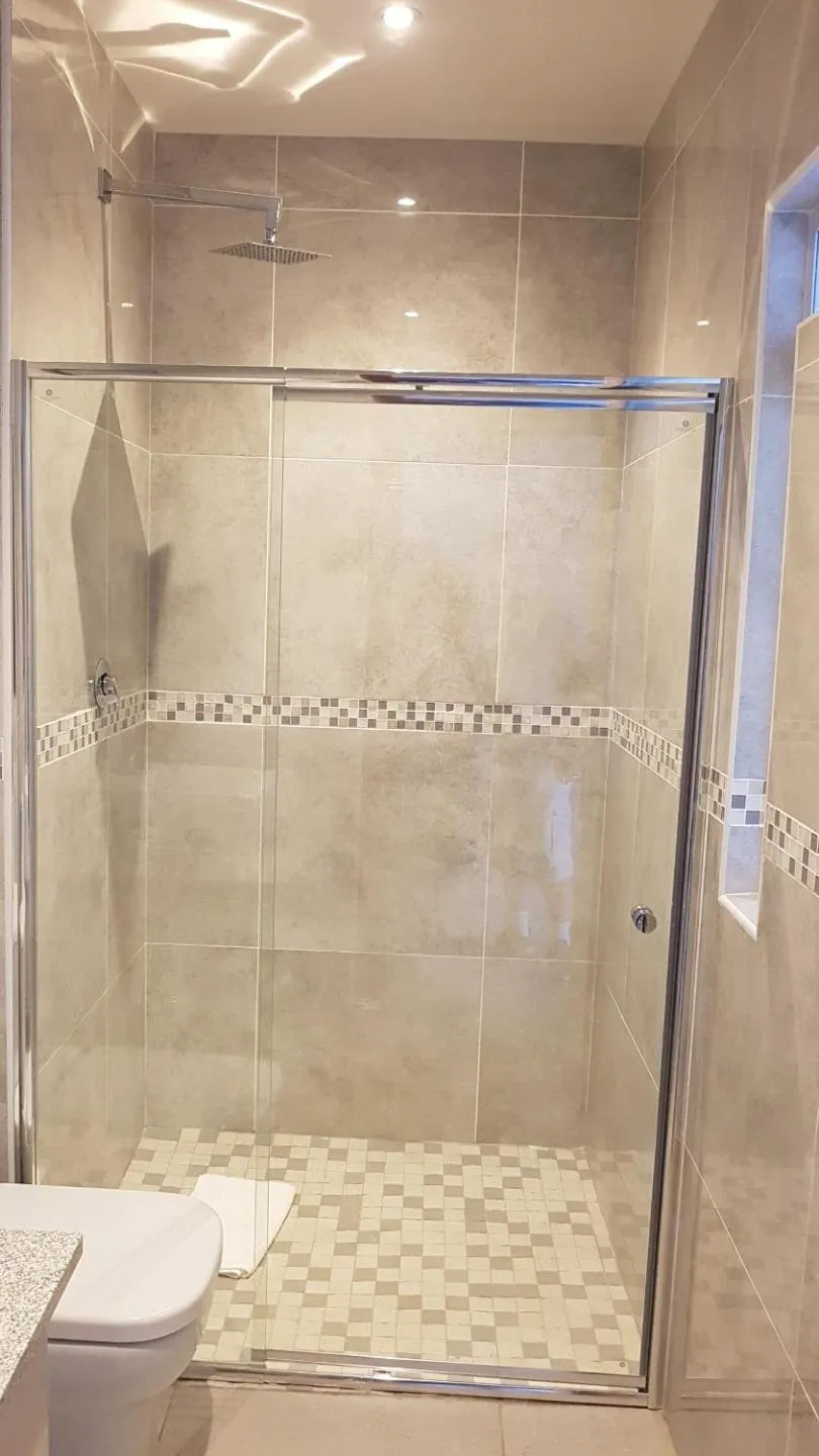 Bathroom in Phoenix Lodge and Waterside Accommodation