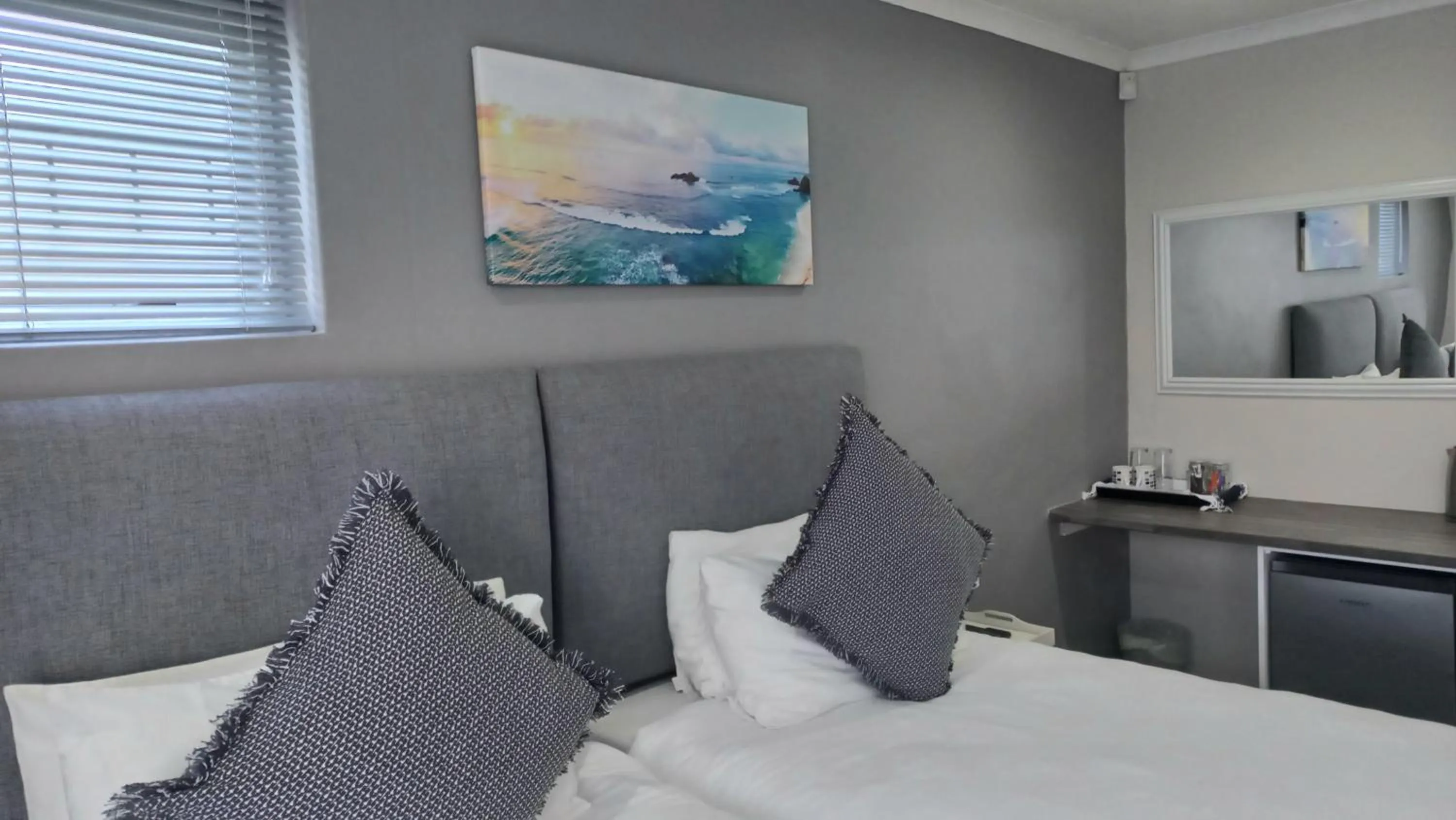 Bedroom, Bed in Phoenix Lodge and Waterside Accommodation