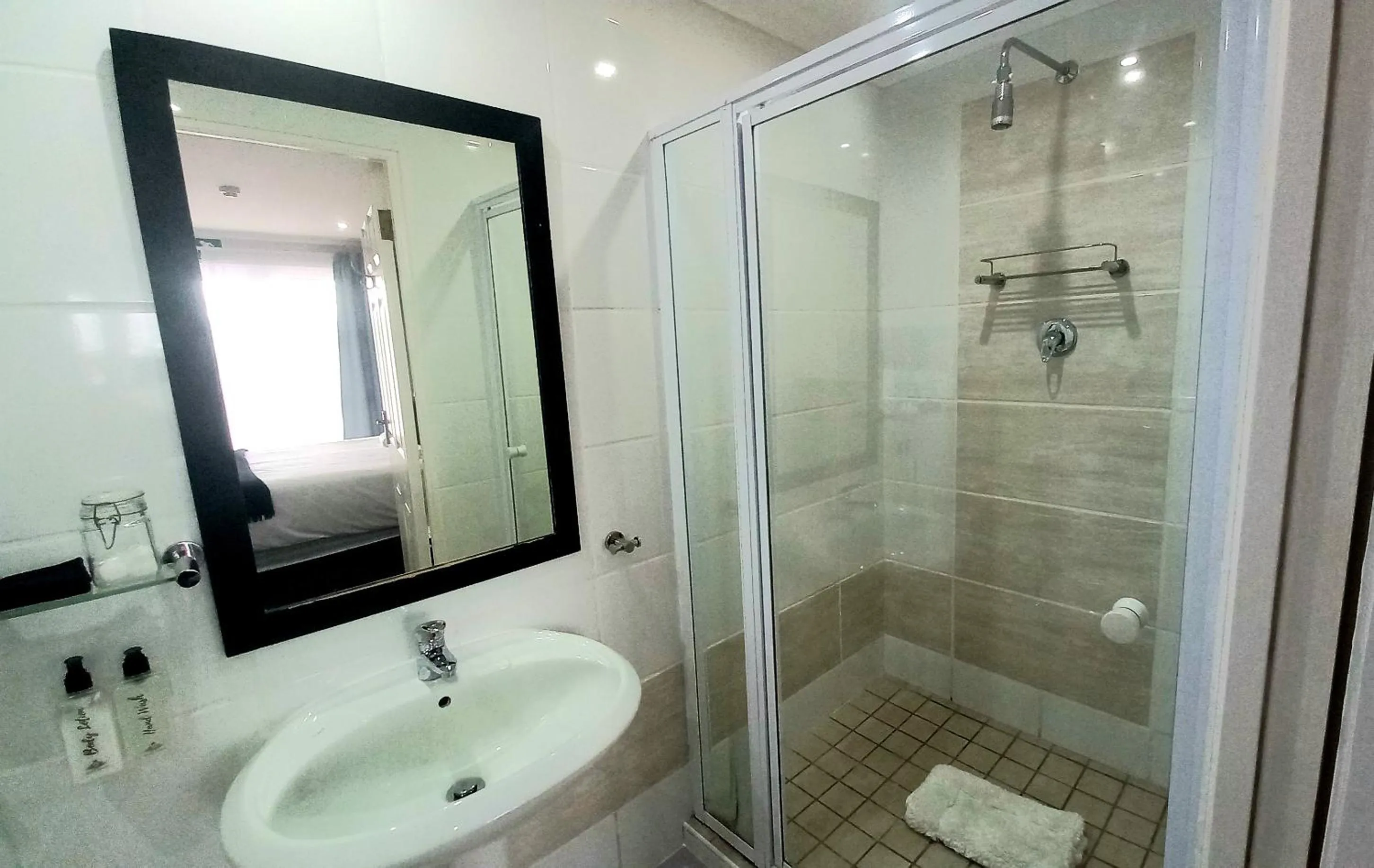 Bathroom in Phoenix Lodge and Waterside Accommodation