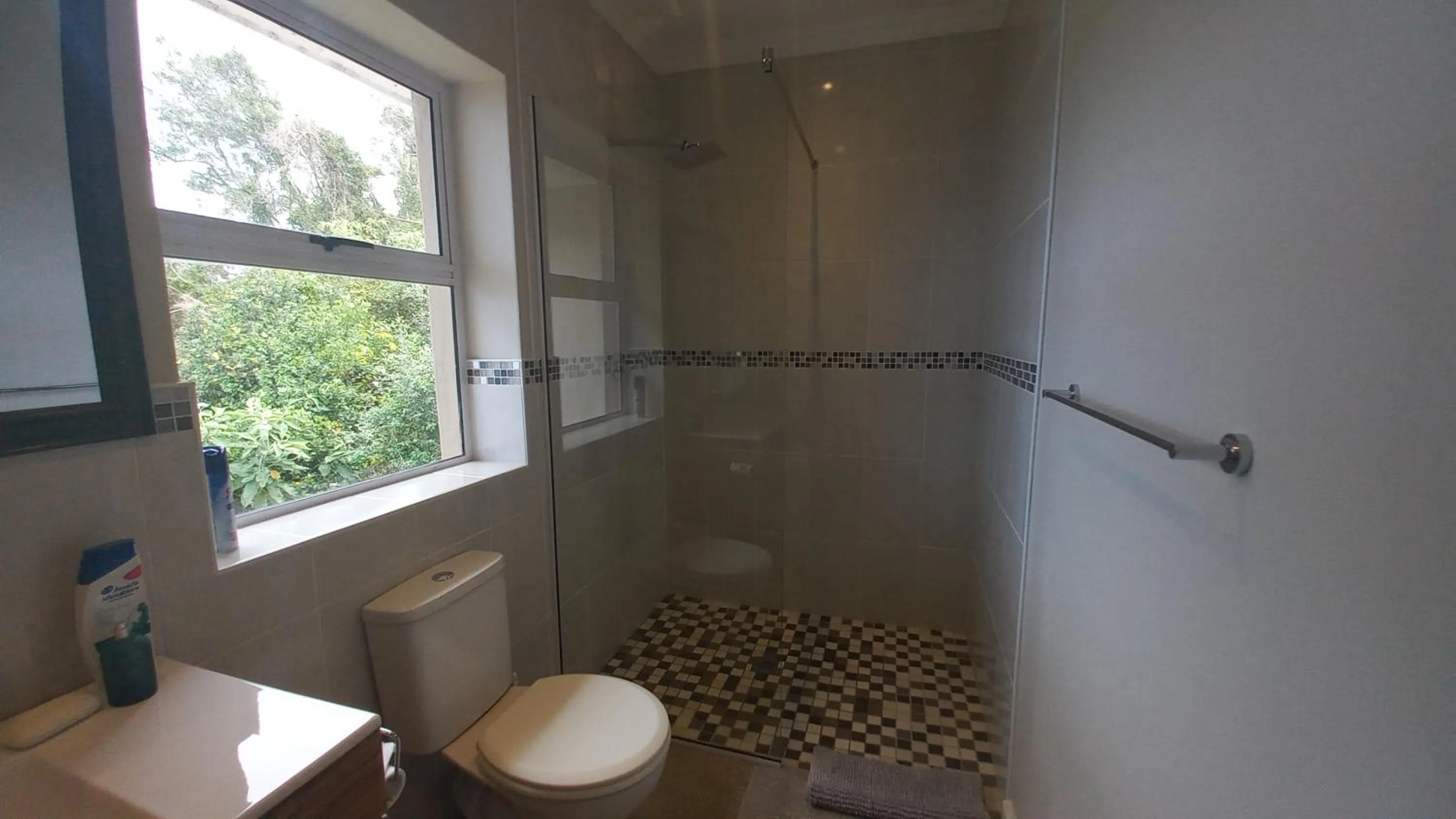 Bathroom in Phoenix Lodge and Waterside Accommodation