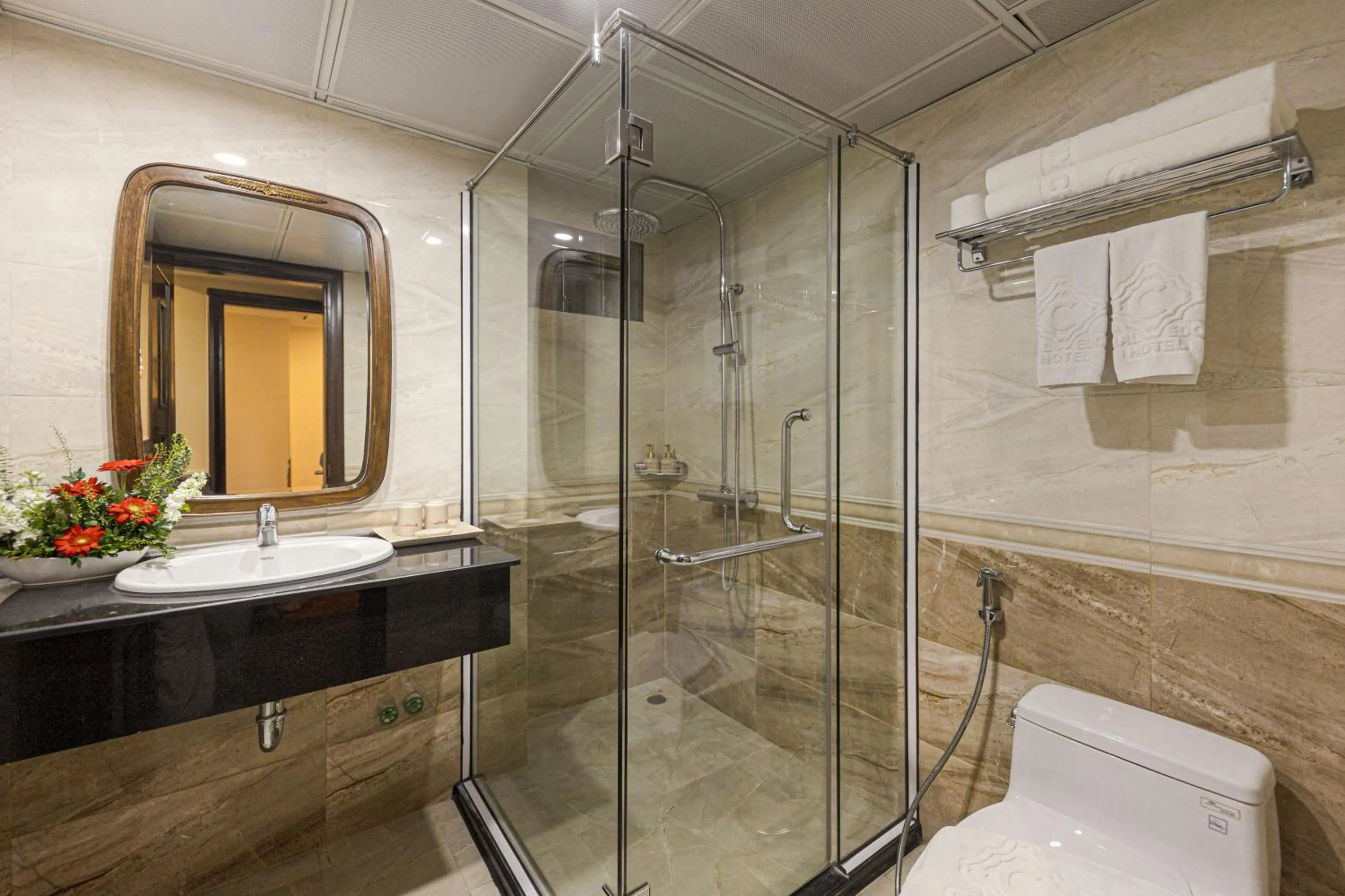 Shower in Chalcedony Grand Hotel