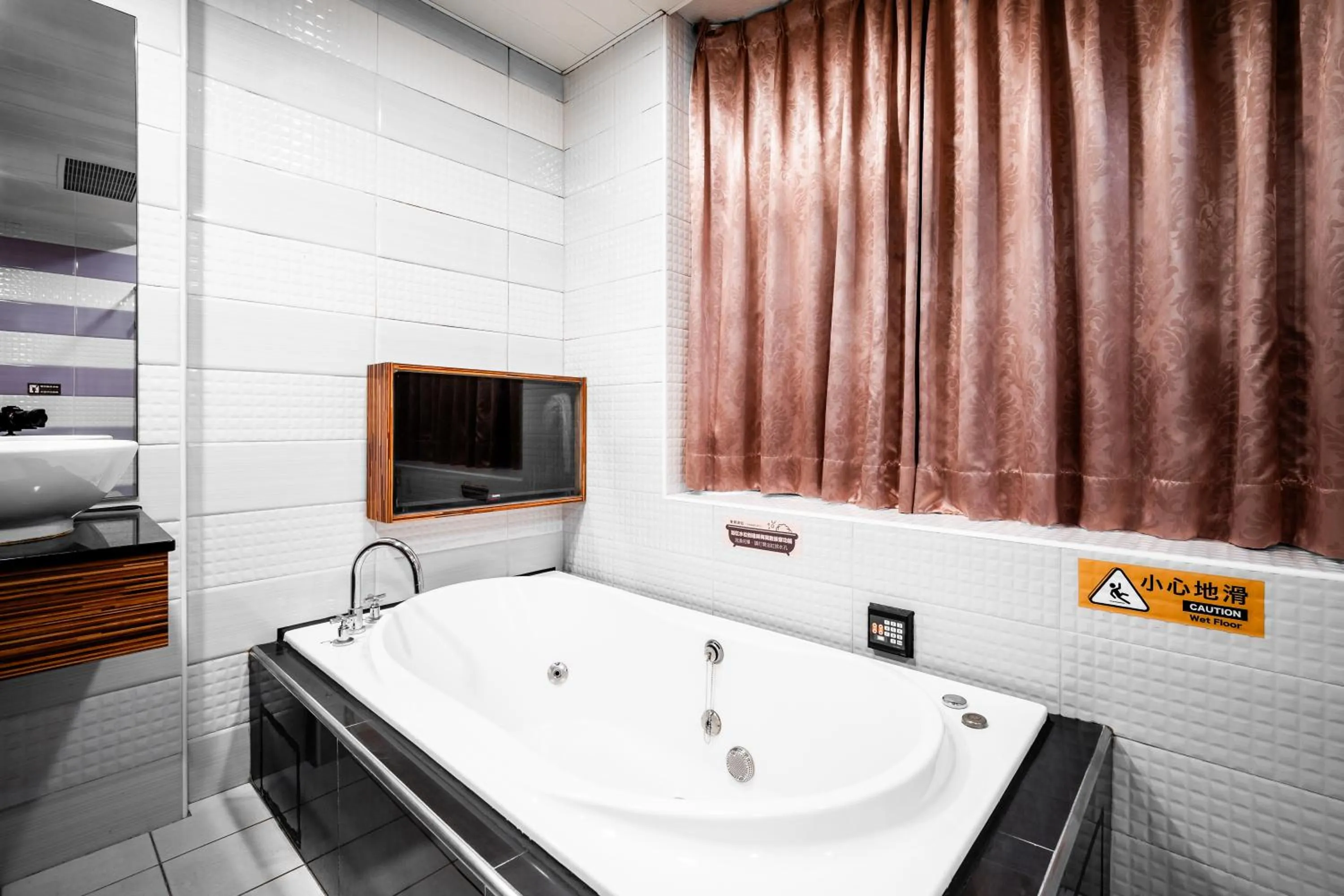 Hot Tub in Holland Village Motel