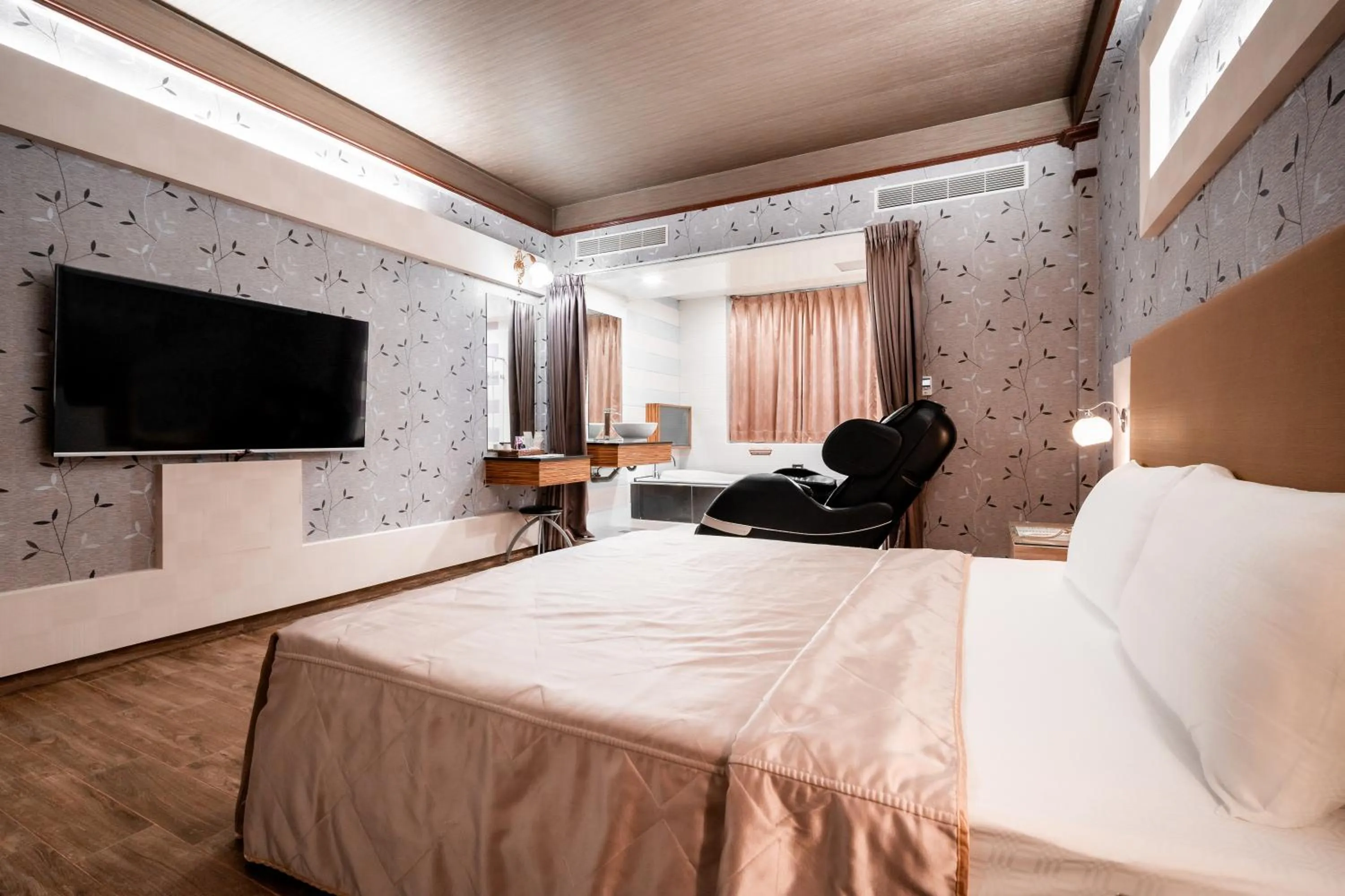 Photo of the whole room, Bed in Holland Village Motel