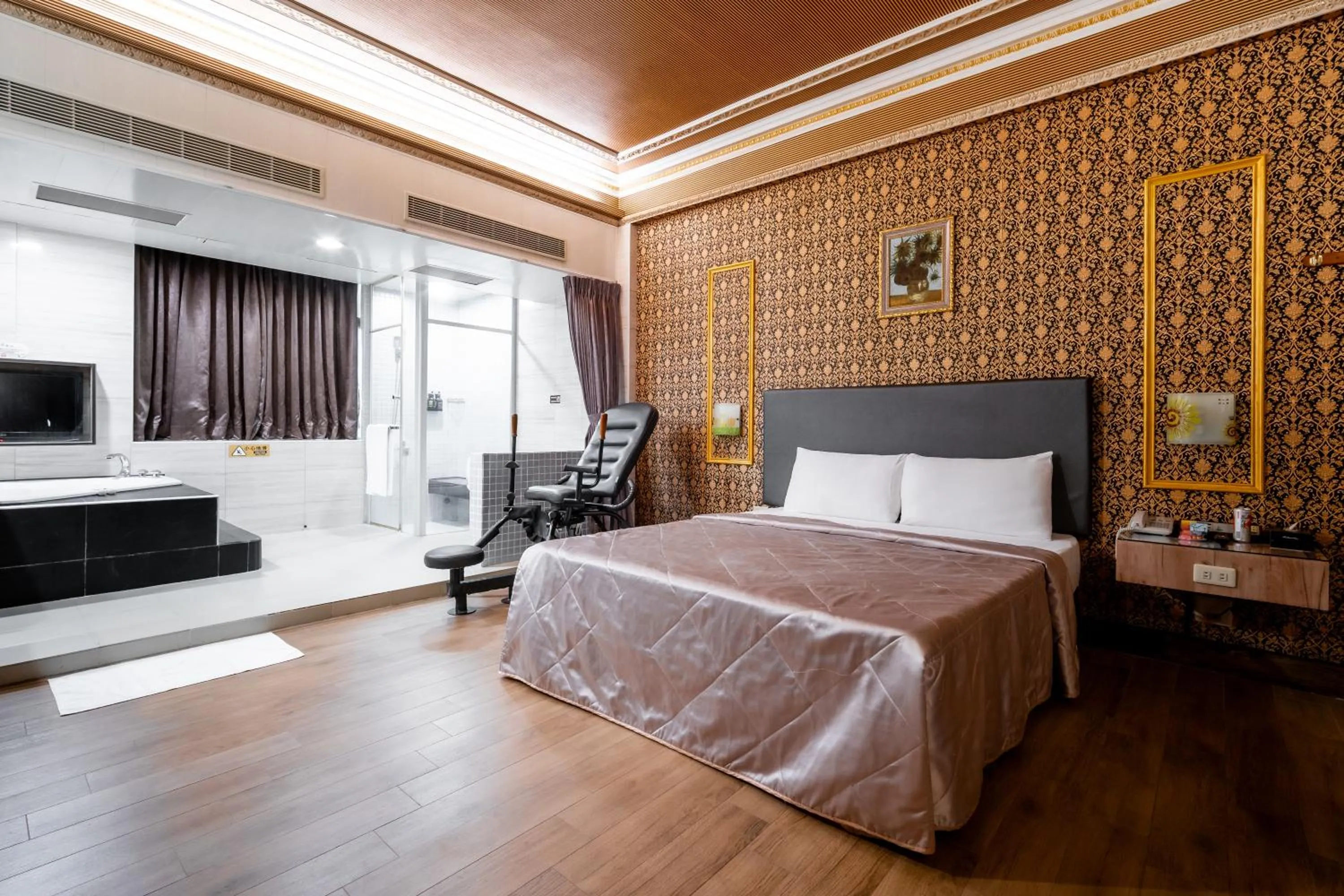 Photo of the whole room, Bed in Holland Village Motel