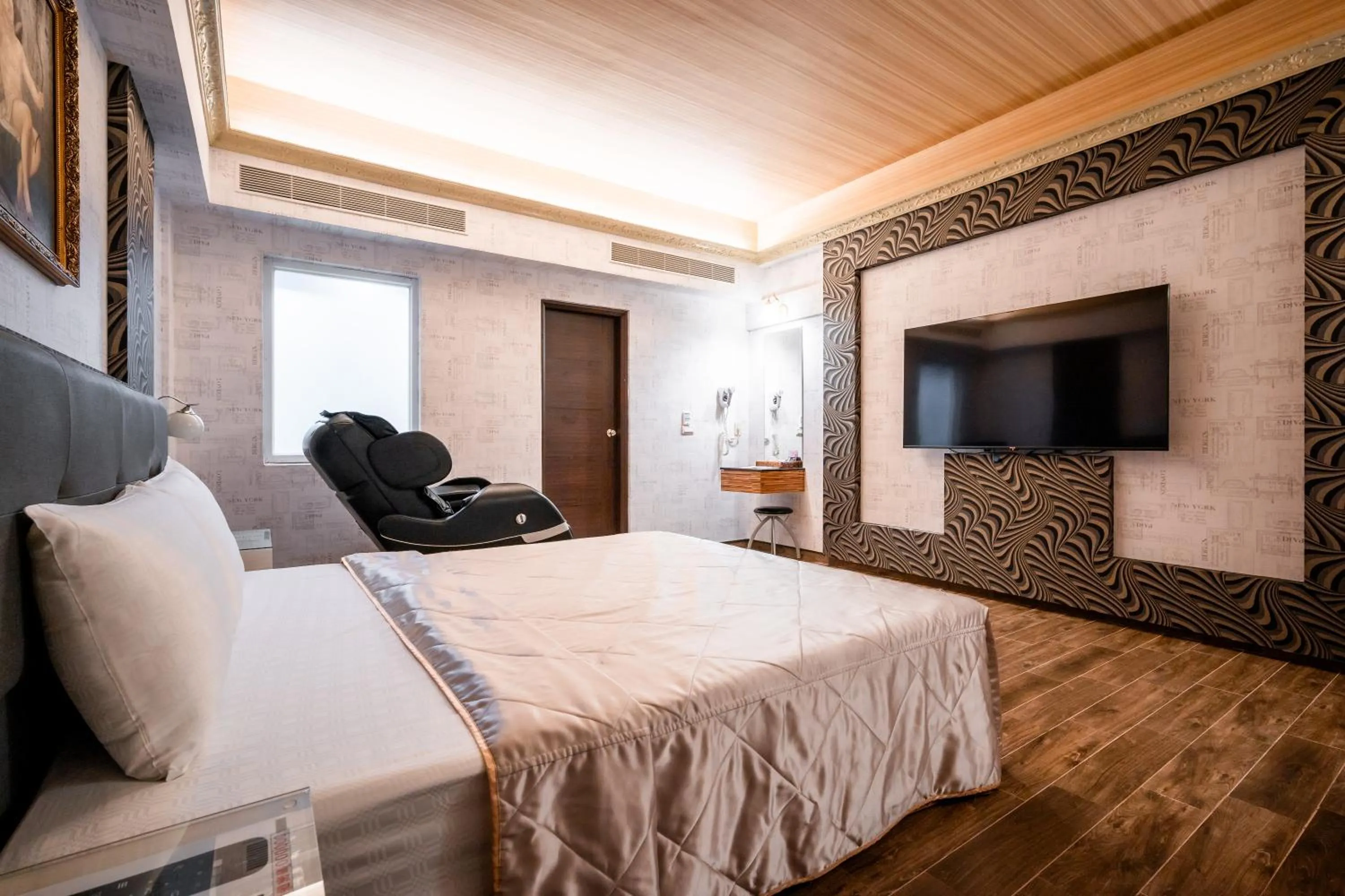 Photo of the whole room, Bed in Holland Village Motel