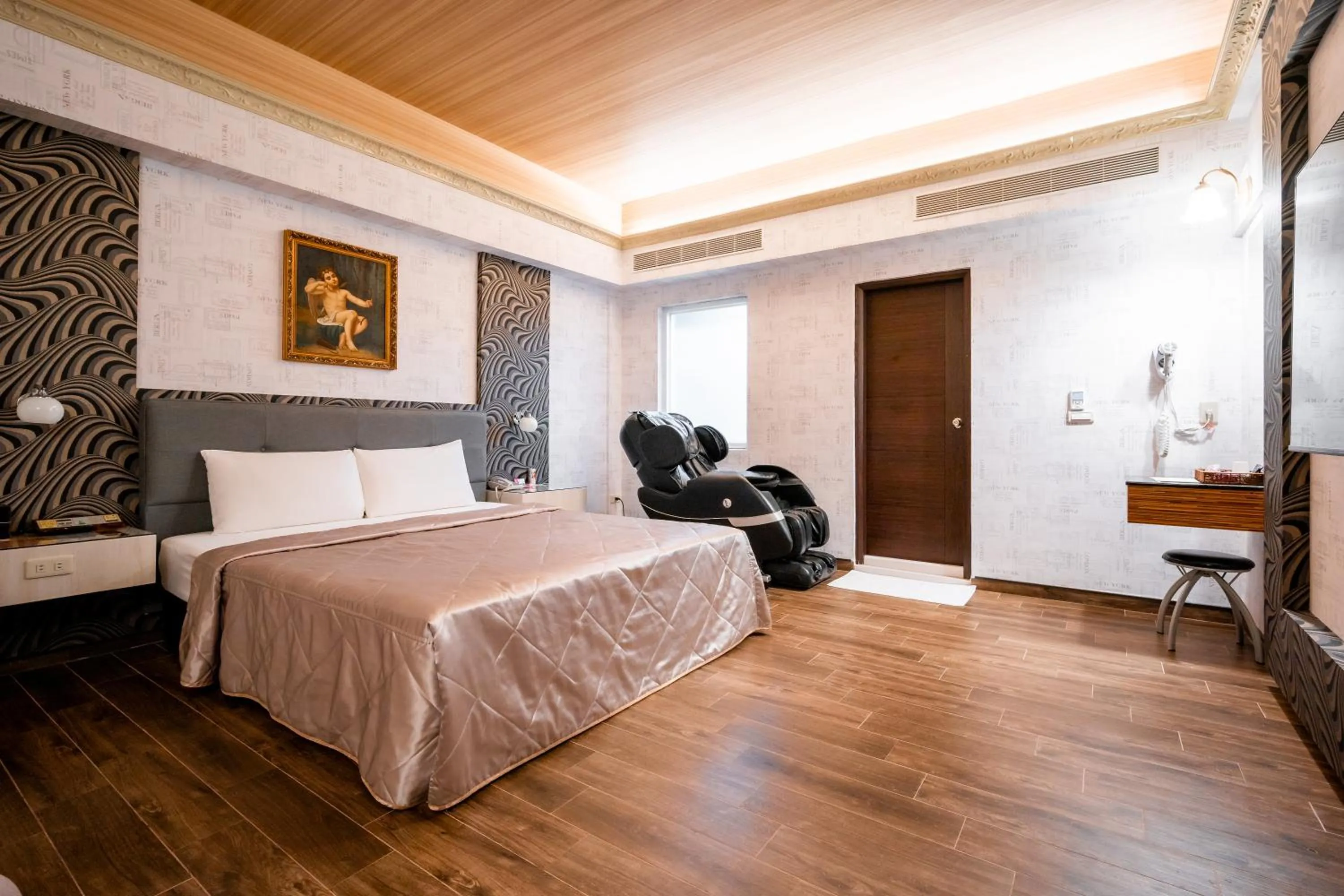 Photo of the whole room, Bed in Holland Village Motel