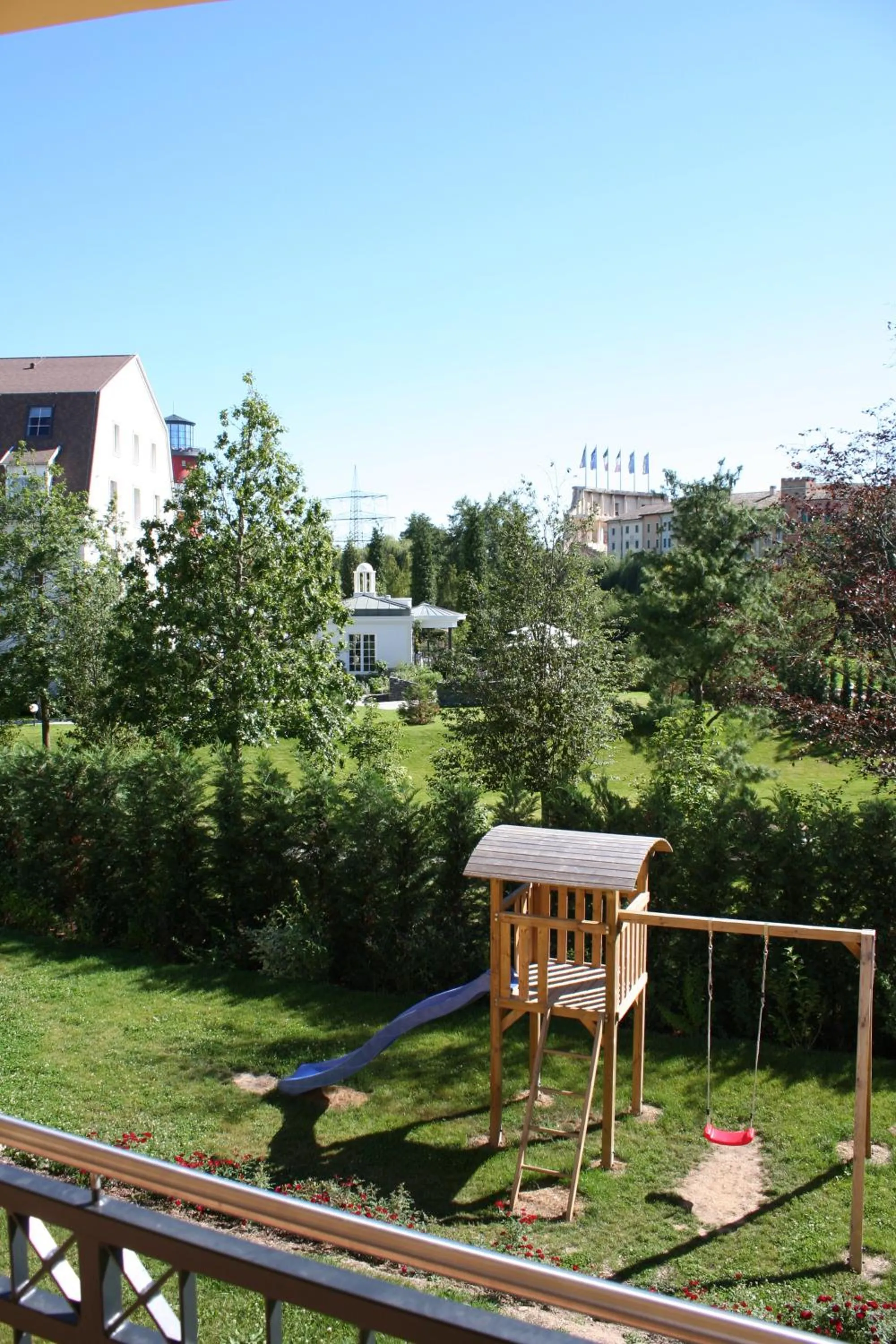 Children play ground in CALIFORNIA Flat - EP Ticket Garantie