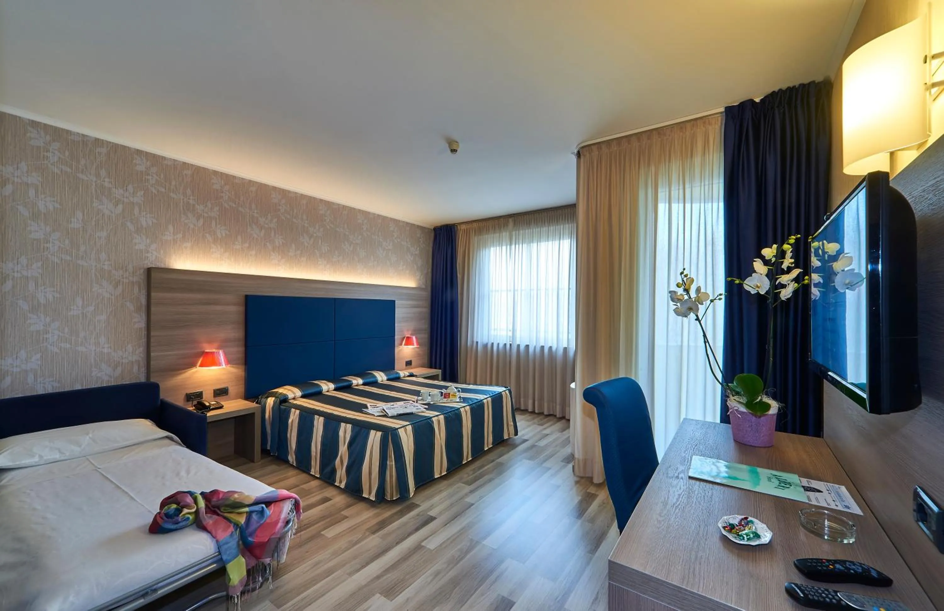 Lake view, Bed in Hotel Alberi