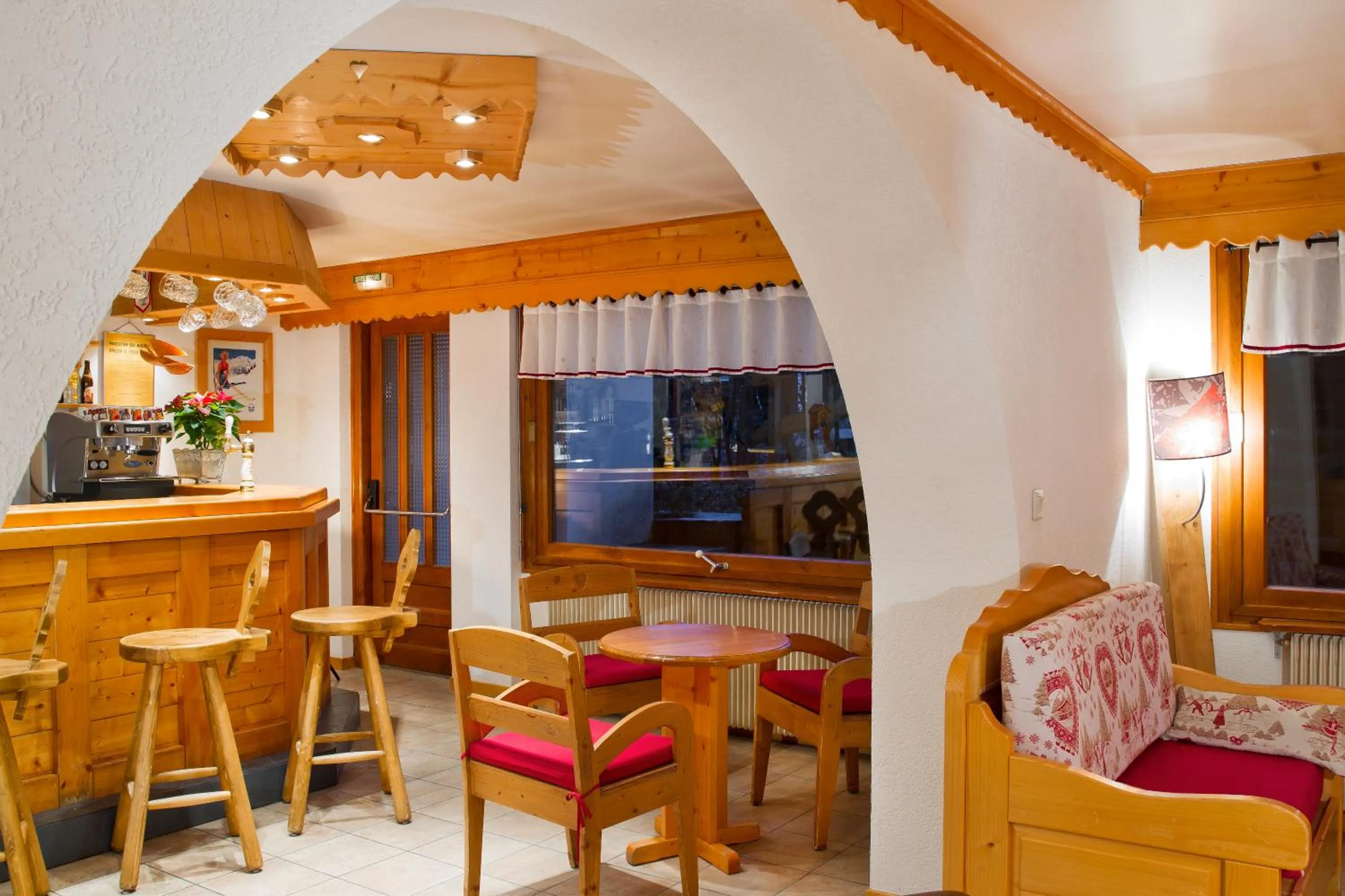 Lounge or bar in L'Hermine Blanche