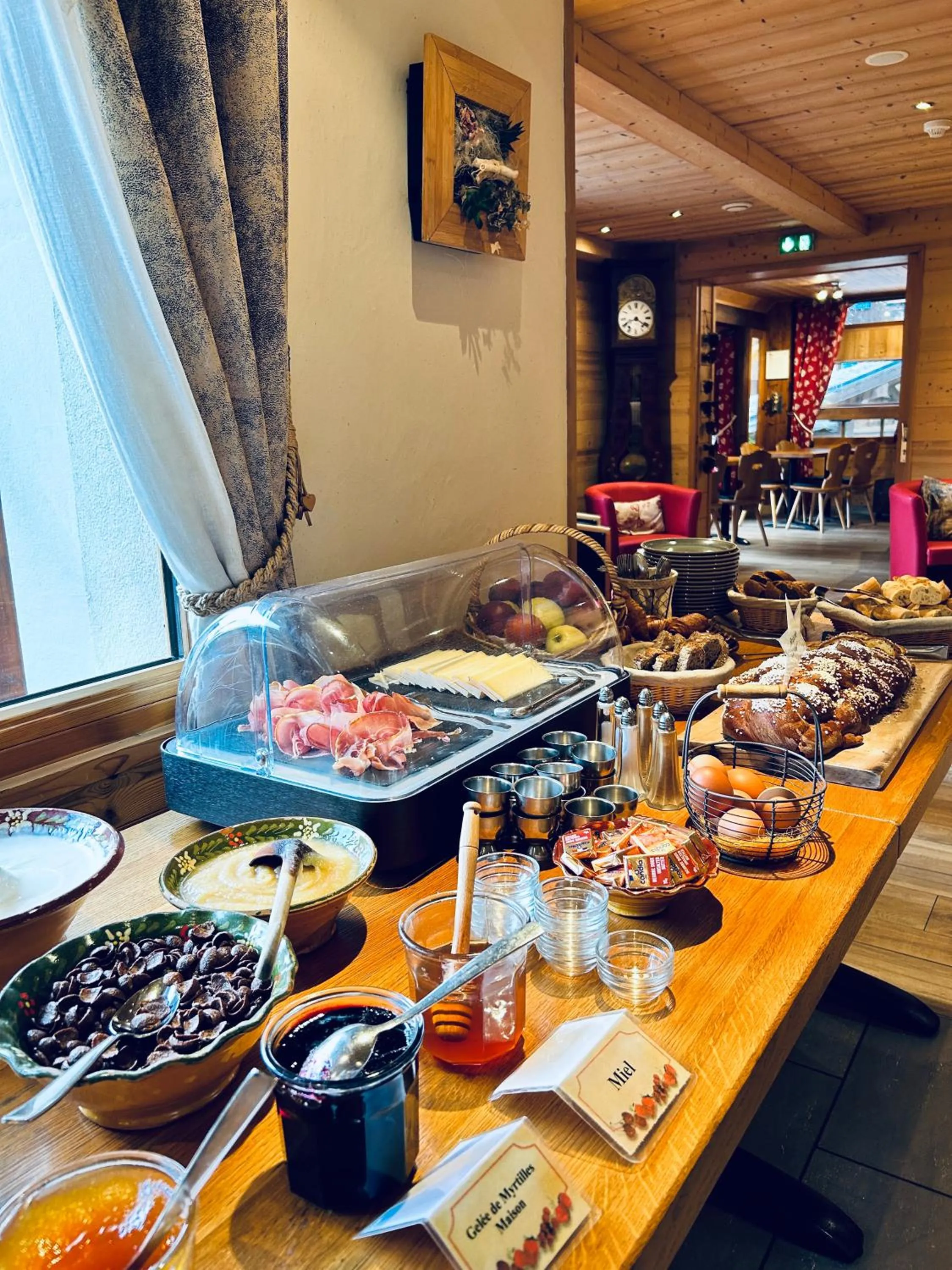 Buffet breakfast in Hameau des Prodains - Hôtel