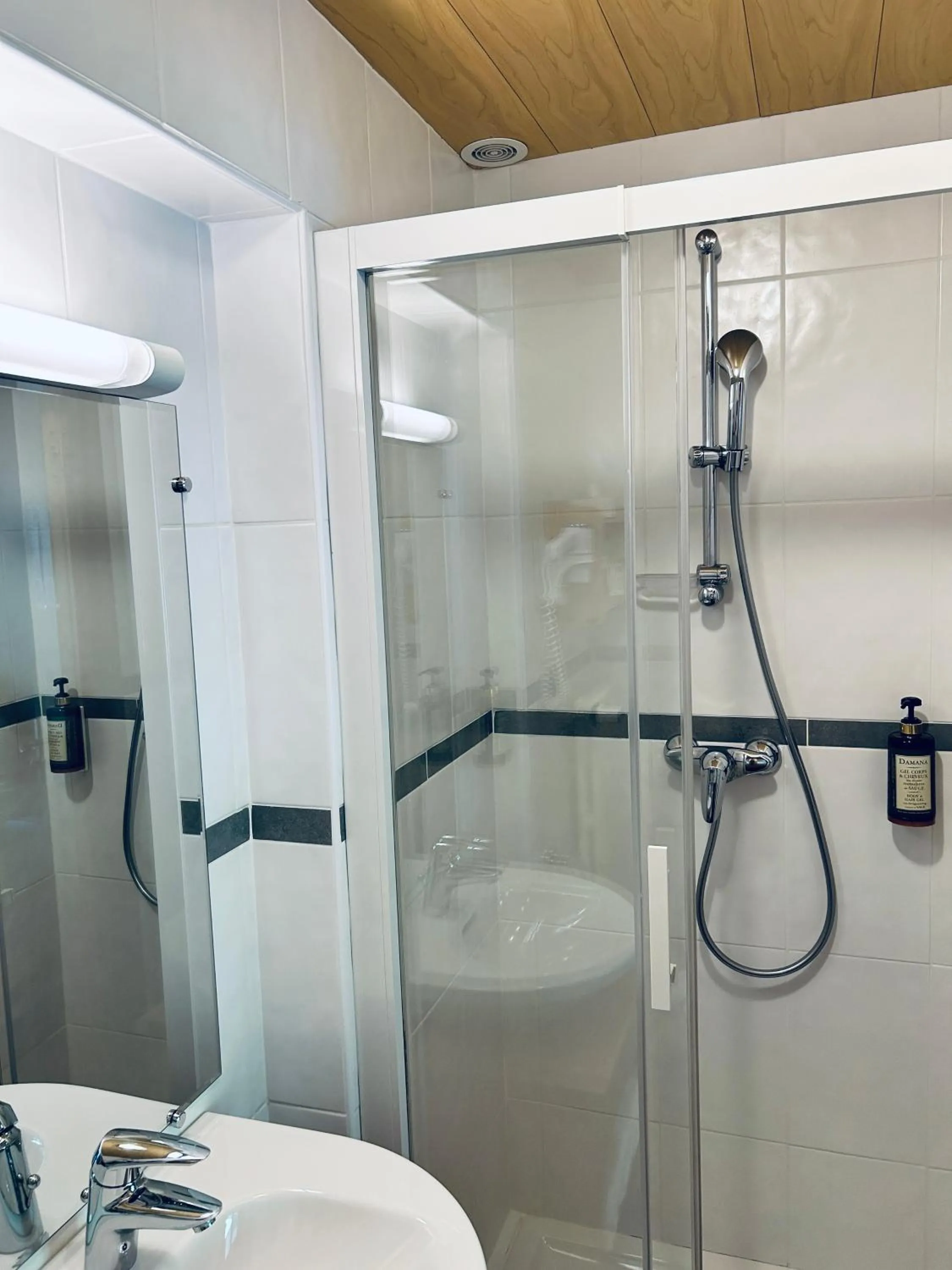 Shower in Hameau des Prodains - Hôtel