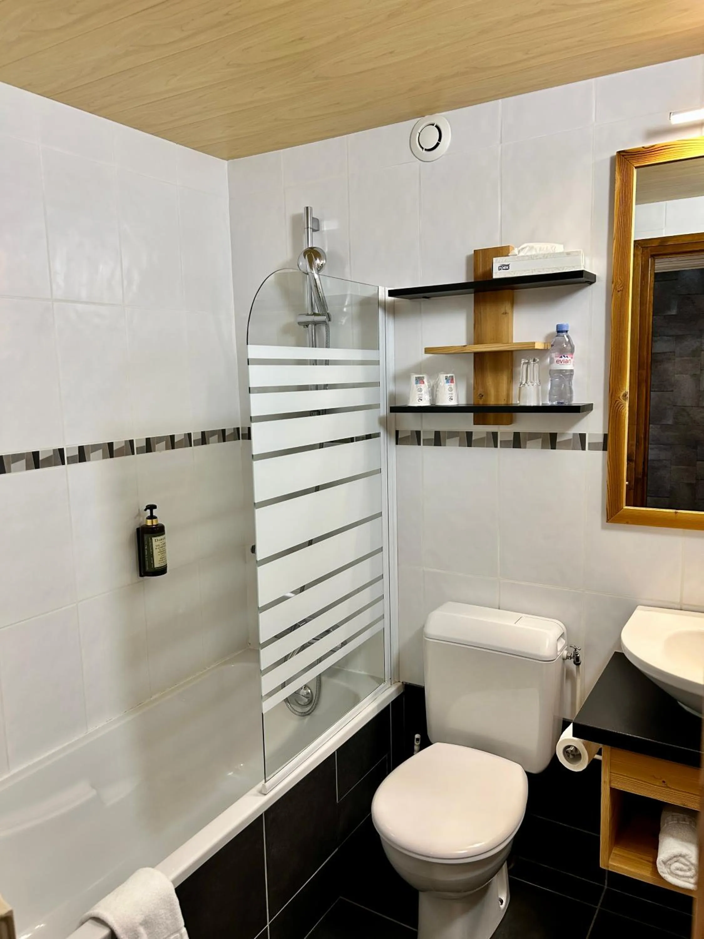 Bathroom in Hameau des Prodains - Hôtel