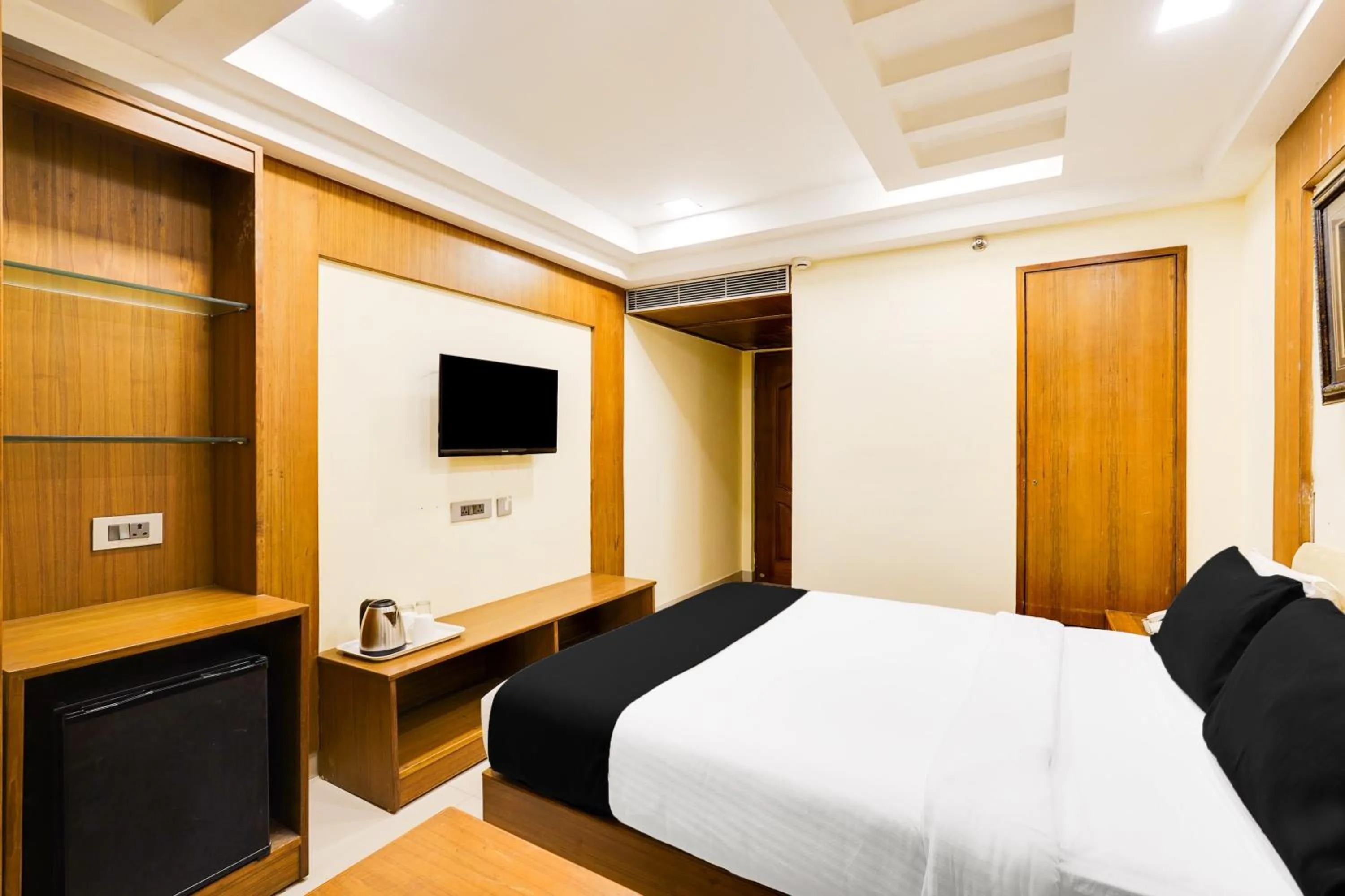 Bedroom, Bed in Super Townhouse Oak Alandur Near Chennai Airport Formerly Vijay Park