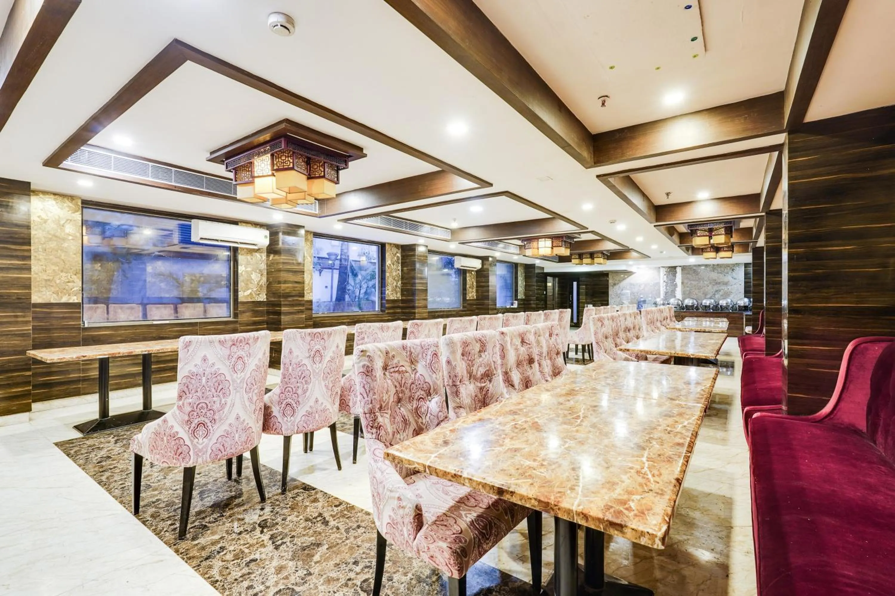 Restaurant/places to eat in Super Townhouse Oak Alandur Near Chennai Airport Formerly Vijay Park