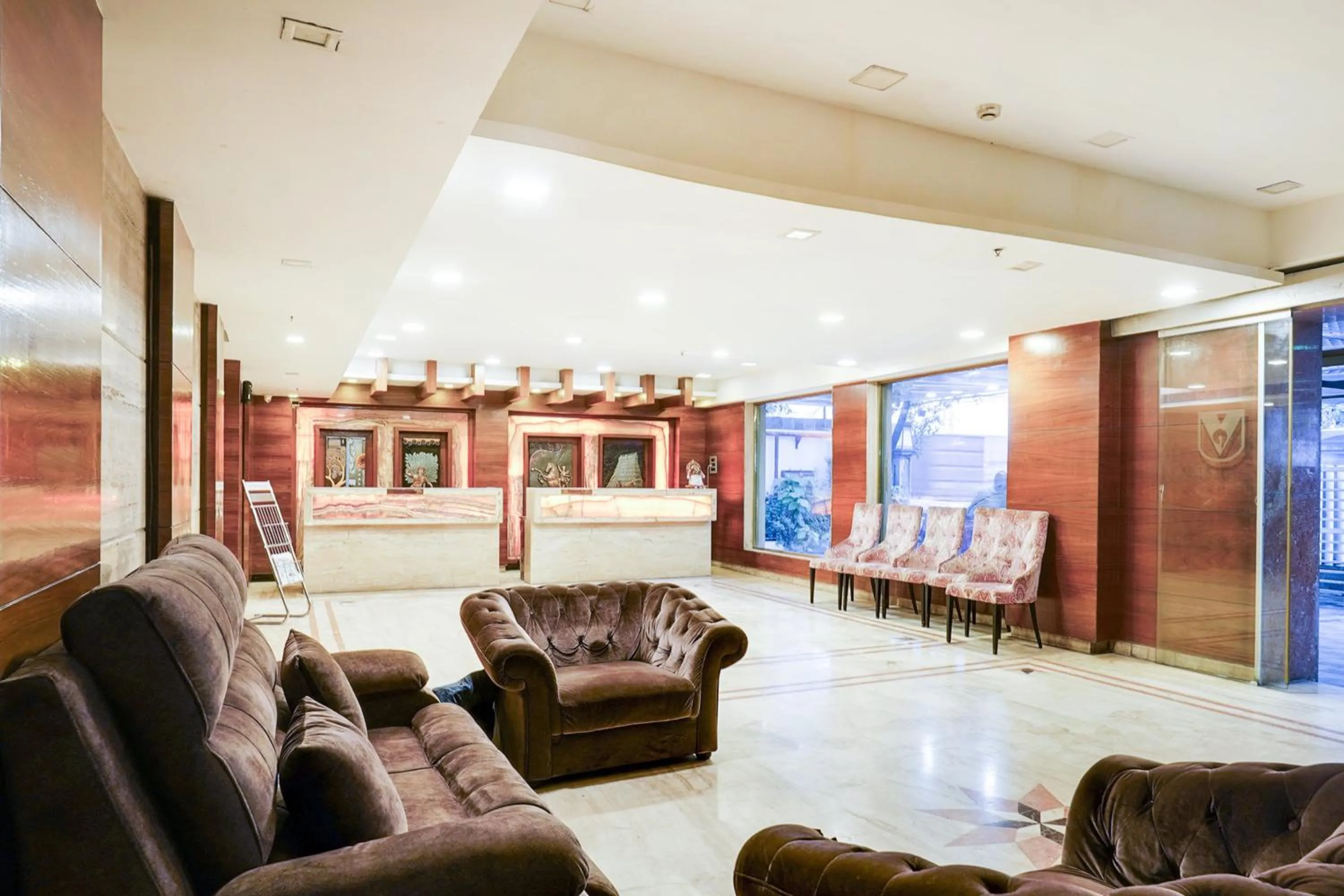 Lobby or reception in Super Townhouse Oak Alandur Near Chennai Airport Formerly Vijay Park