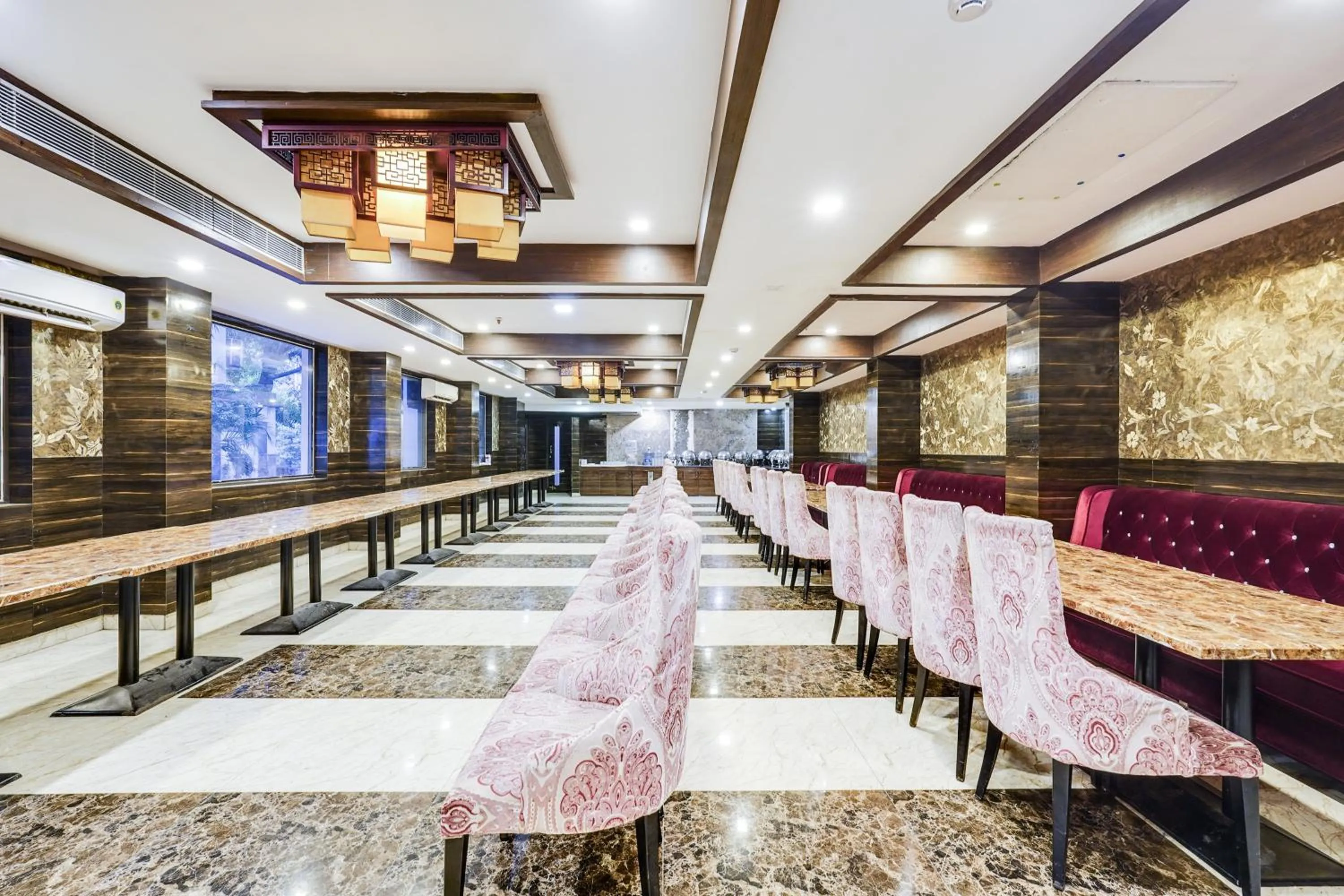 Restaurant/places to eat in Super Townhouse Oak Alandur Near Chennai Airport Formerly Vijay Park