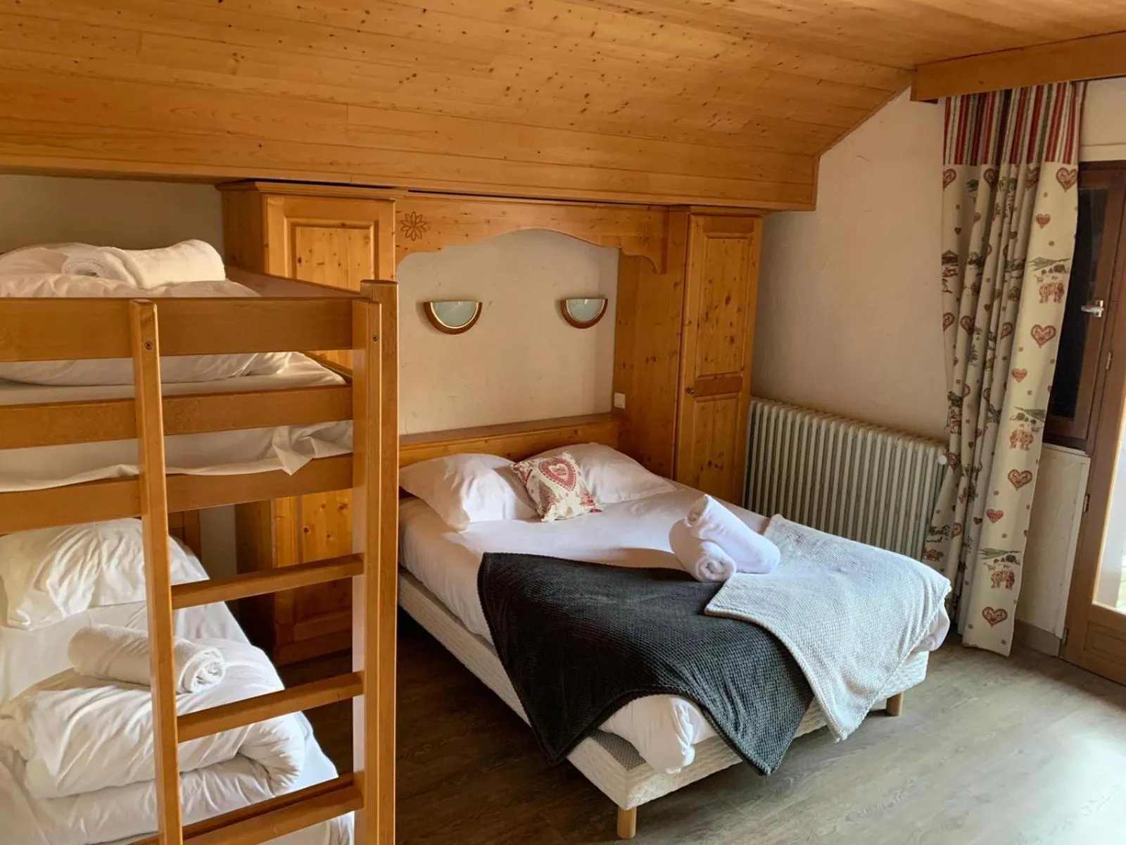 View (from property/room), Bed in Hotel Le Concorde