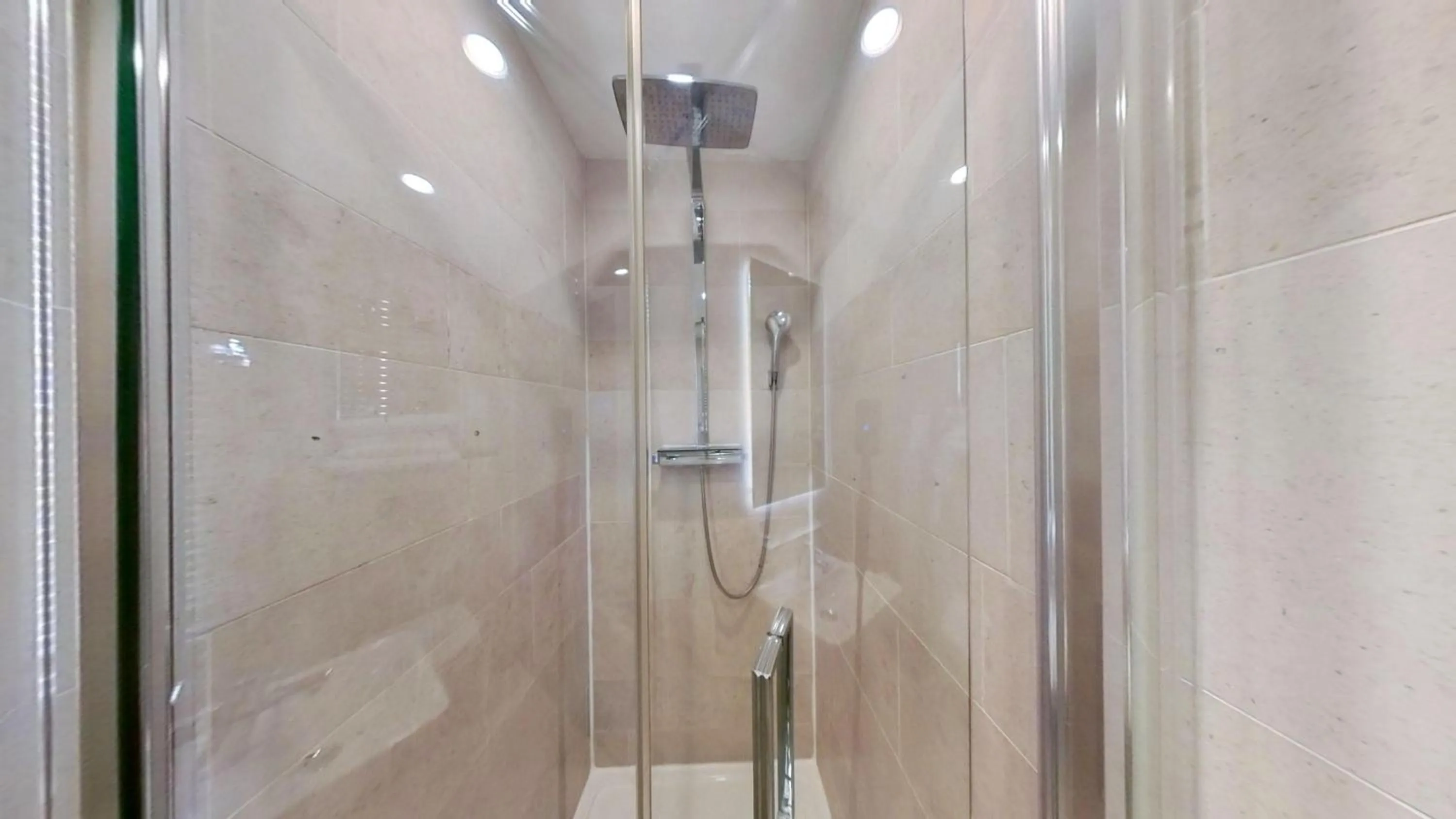 Shower in 39 Studios