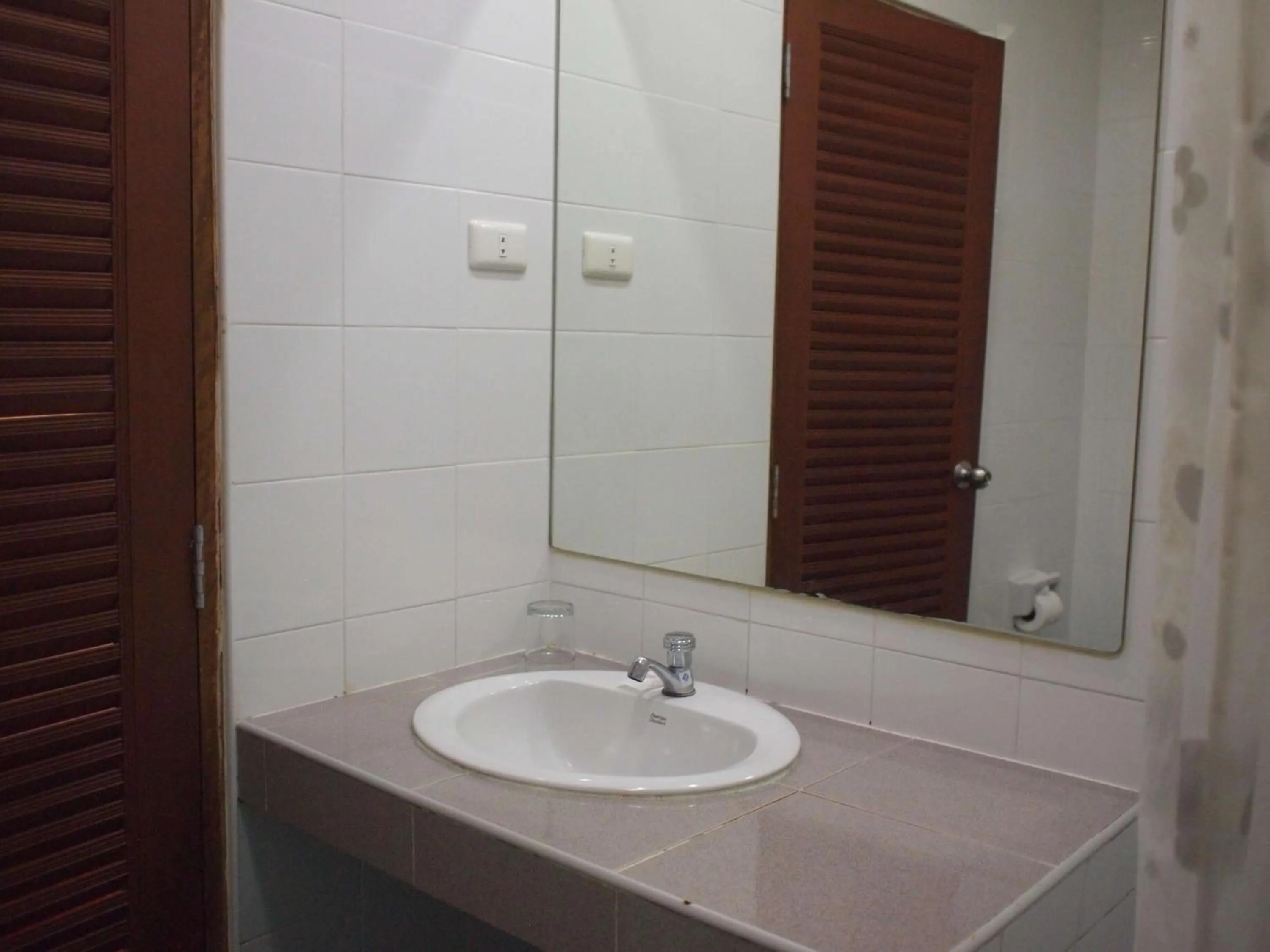 Bathroom in Roongruang Hotel