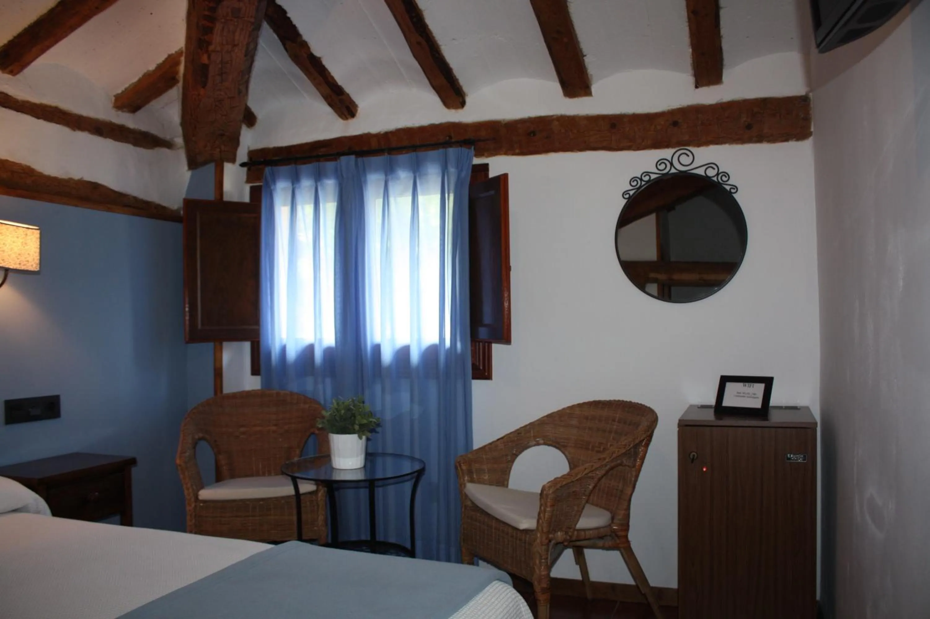 Seating area, Bed in Hotel Mesón del Gallo