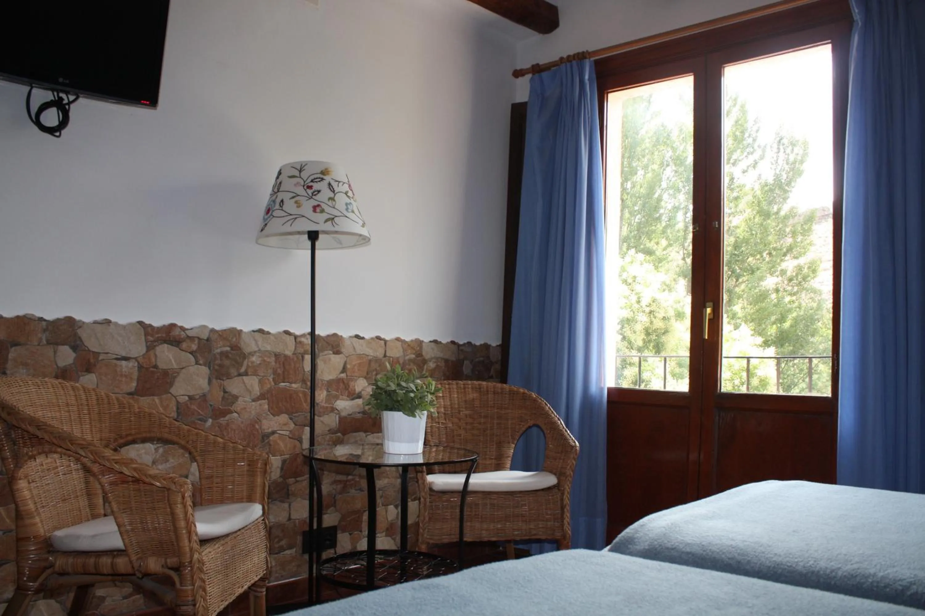 Seating area, Bed in Hotel Mesón del Gallo