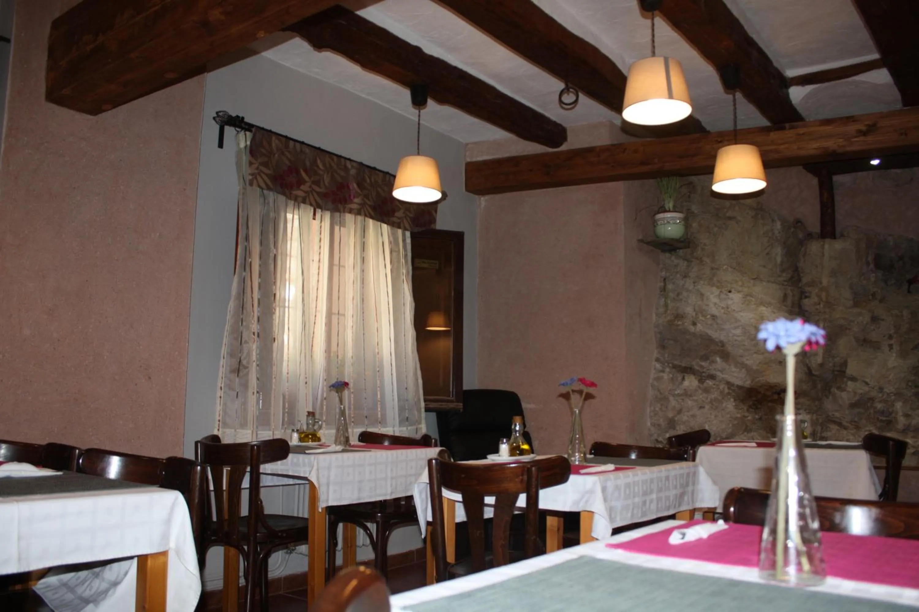 Restaurant/places to eat in Hotel Mesón del Gallo