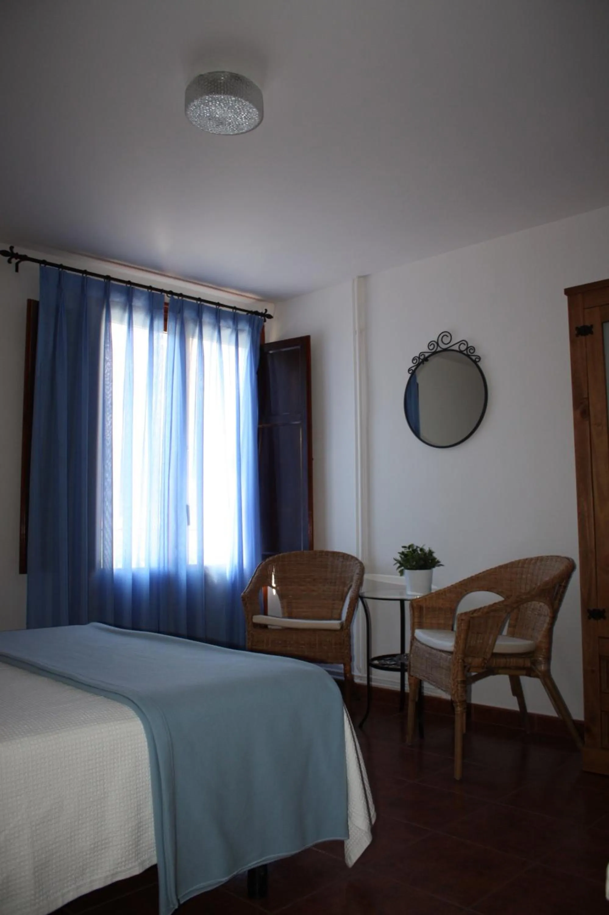Seating area, Bed in Hotel Mesón del Gallo