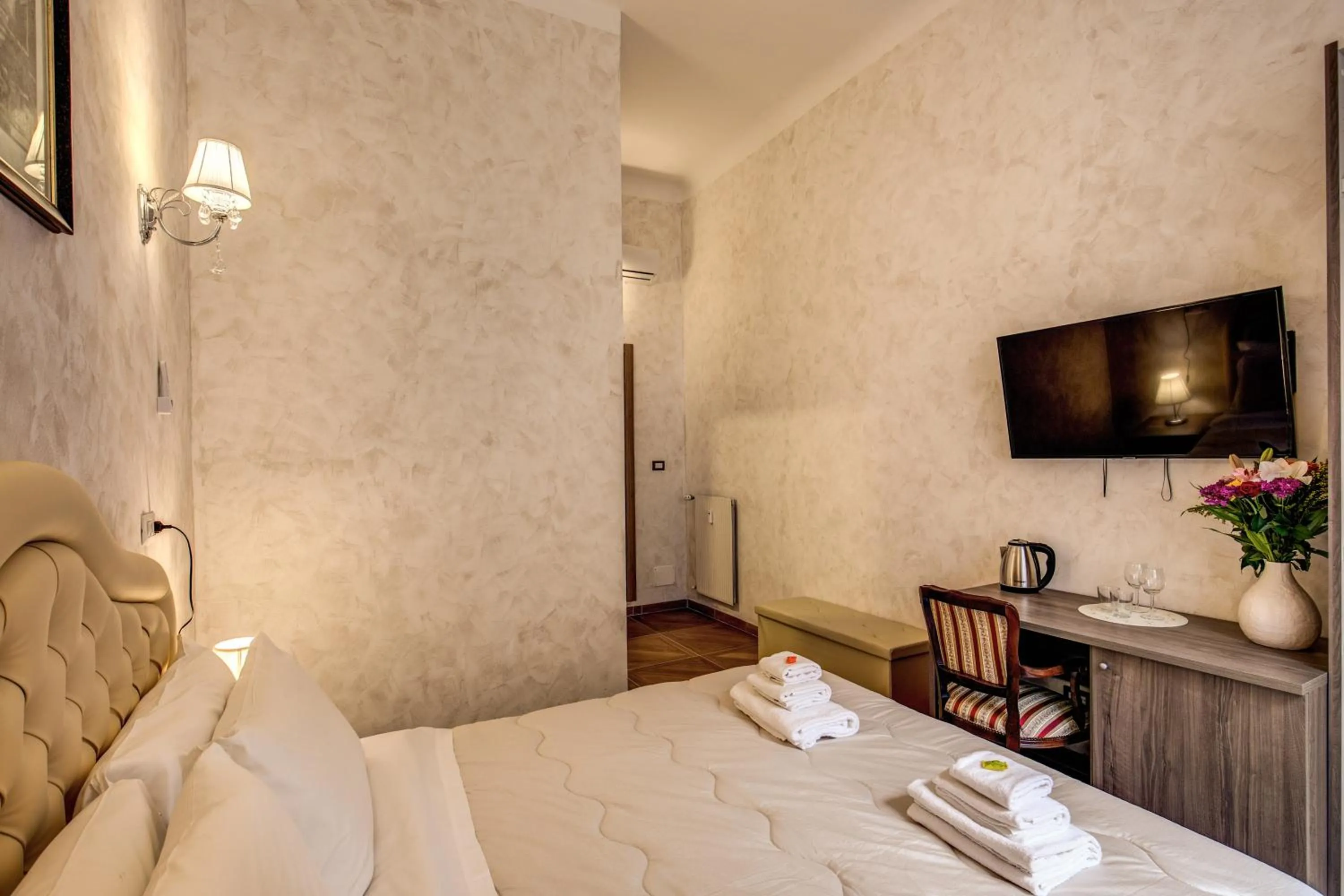 Bed in AMICI GUESTHOUSE