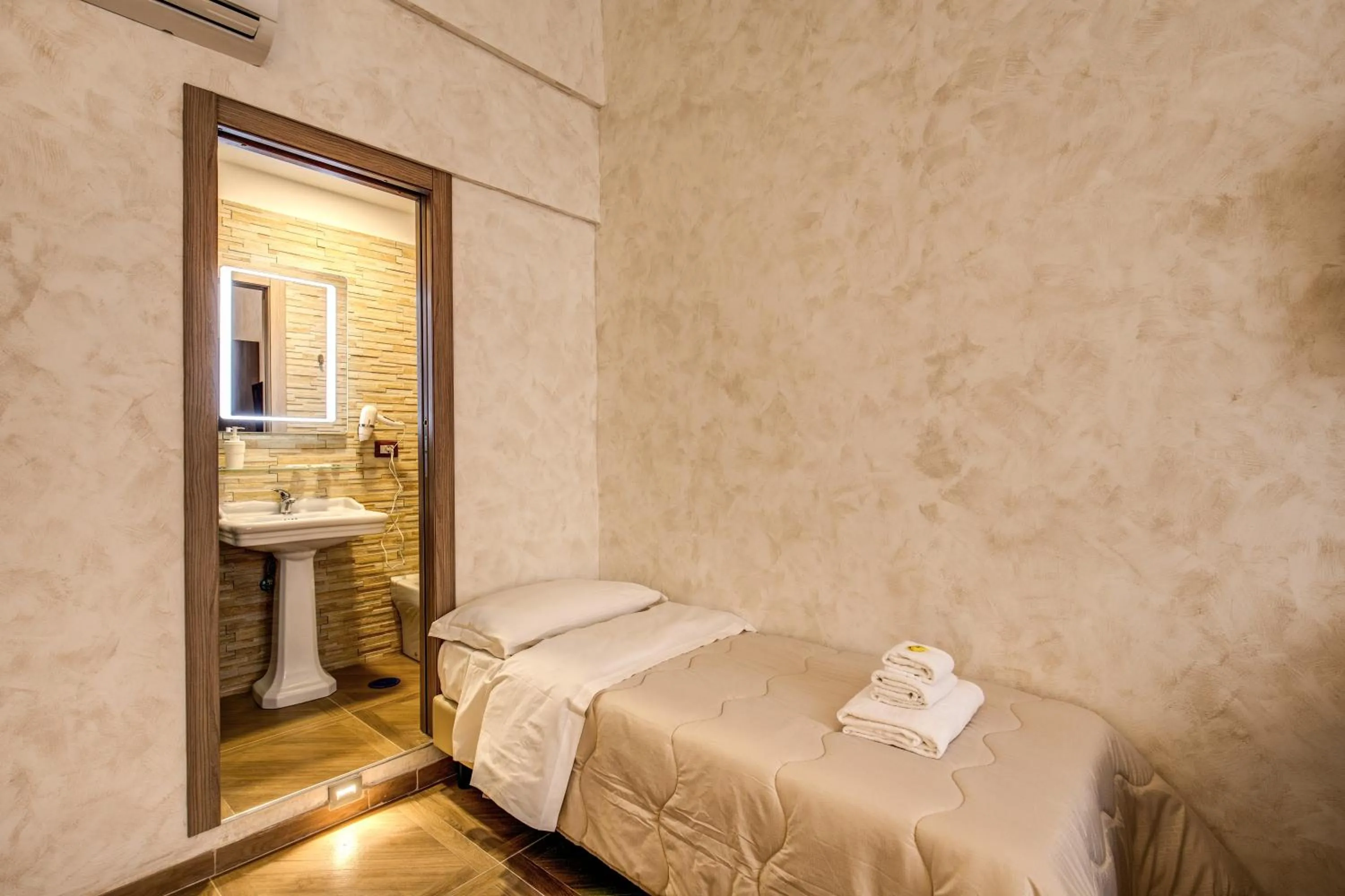 Bed in AMICI GUESTHOUSE