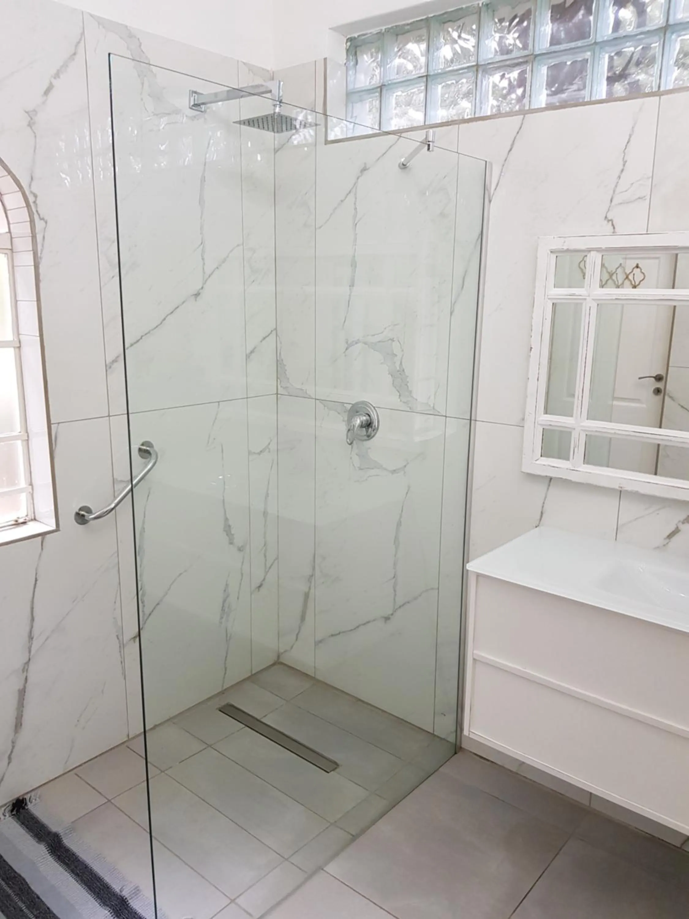 Shower in Pheasant Hill Bed and Breakfast