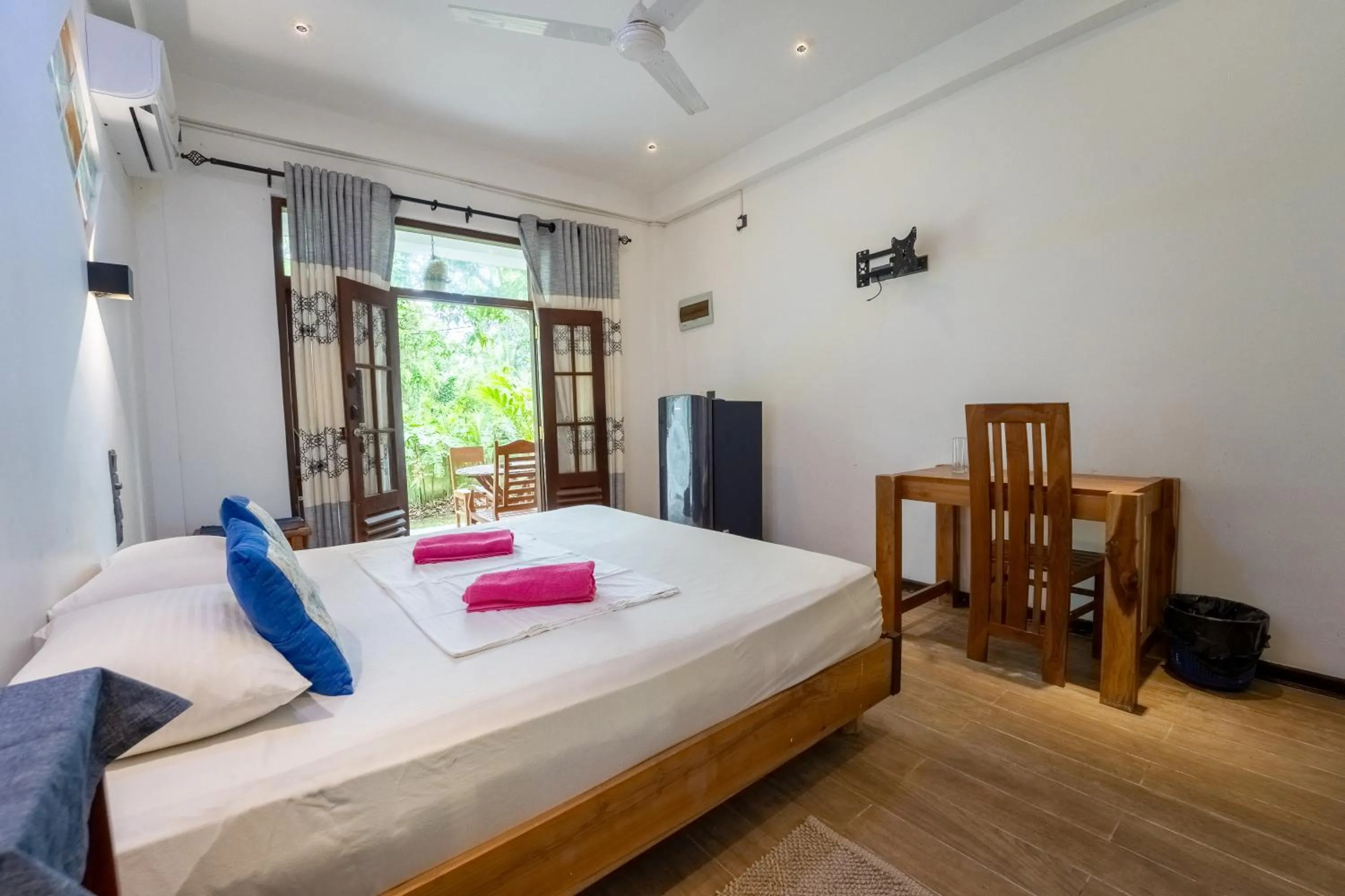 Bedroom, Bed in Rawanaz