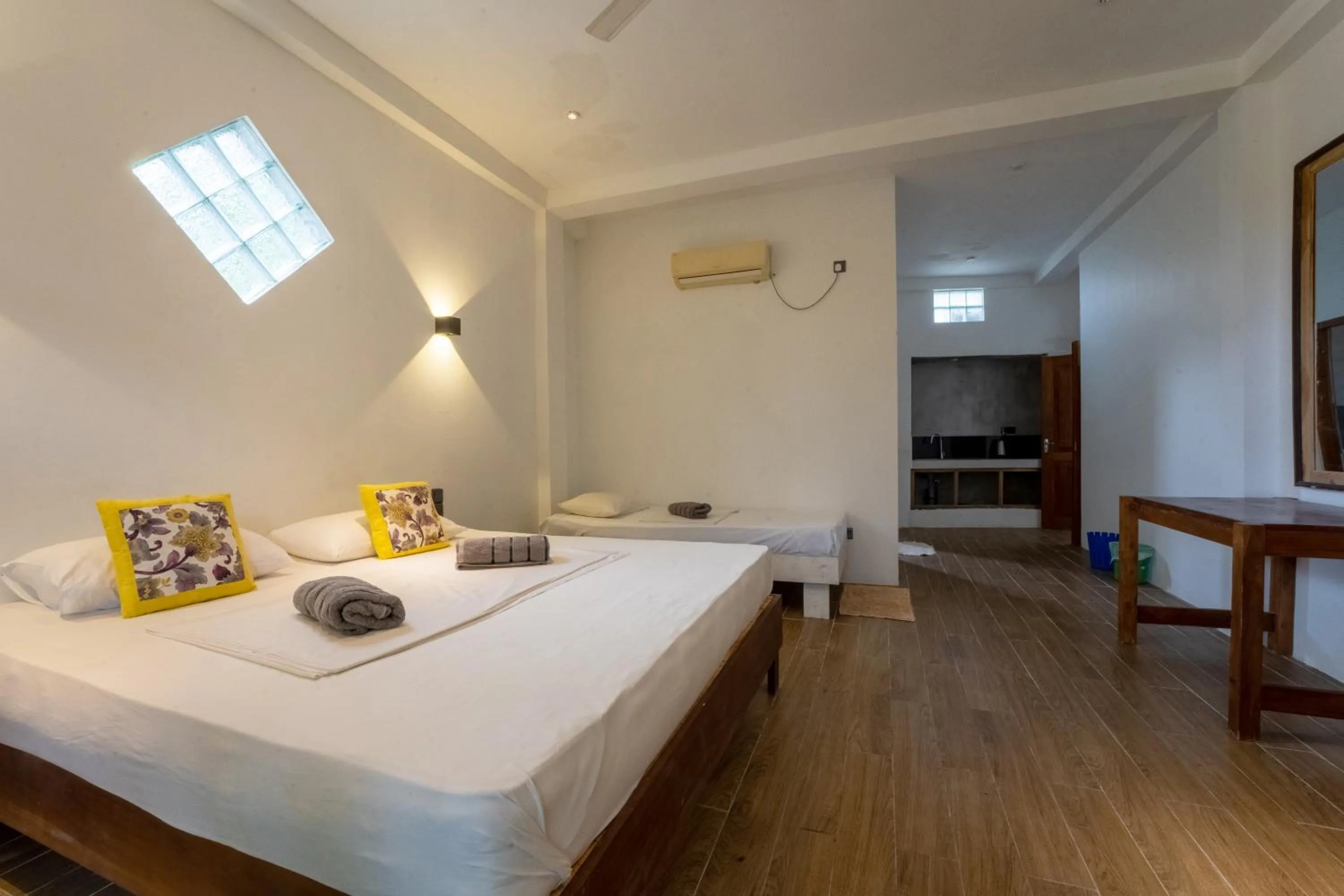 Photo of the whole room, Bed in Rawanaz