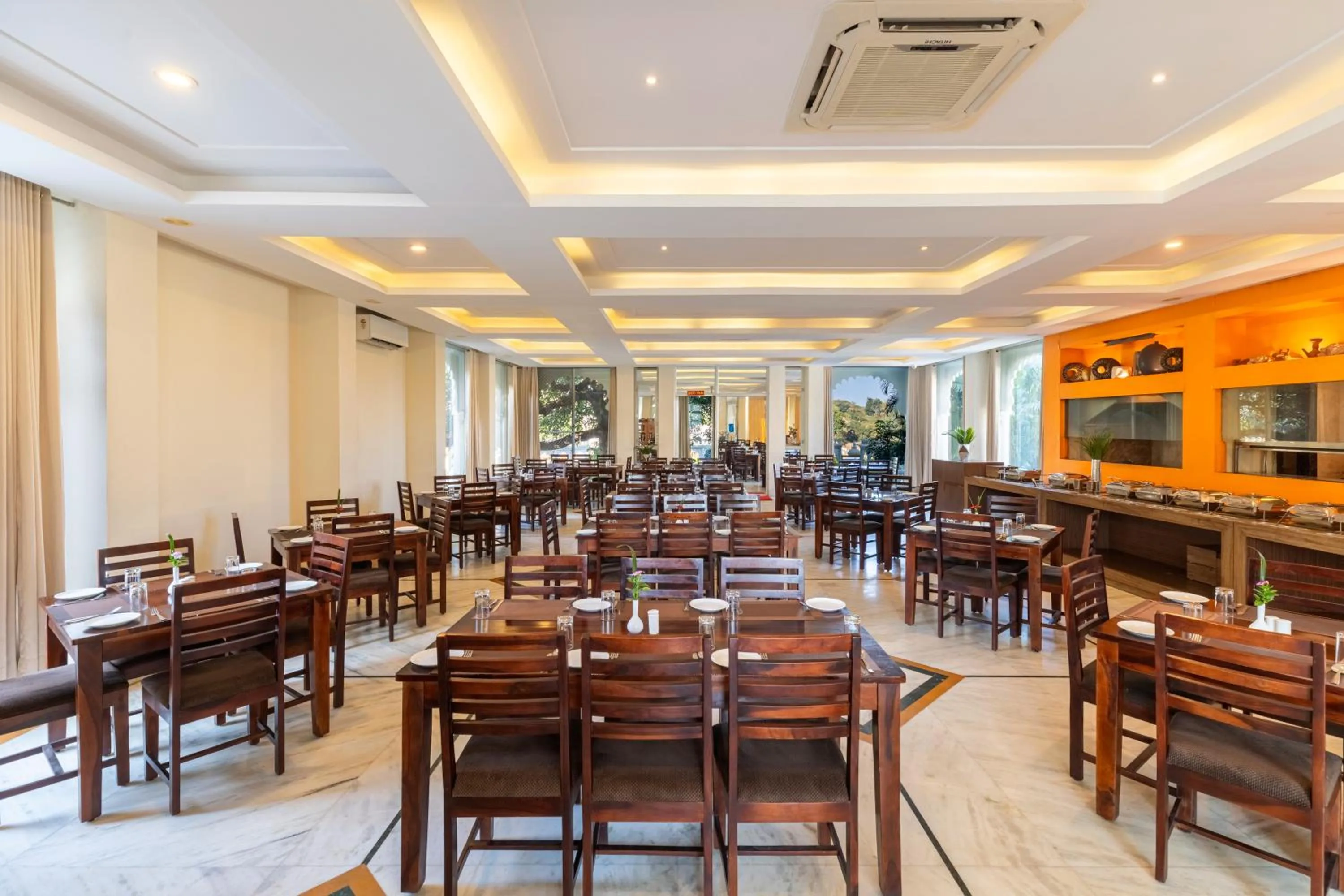 Restaurant/places to eat in The Everest Hill Resort & Spa-Kumbhalgarh
