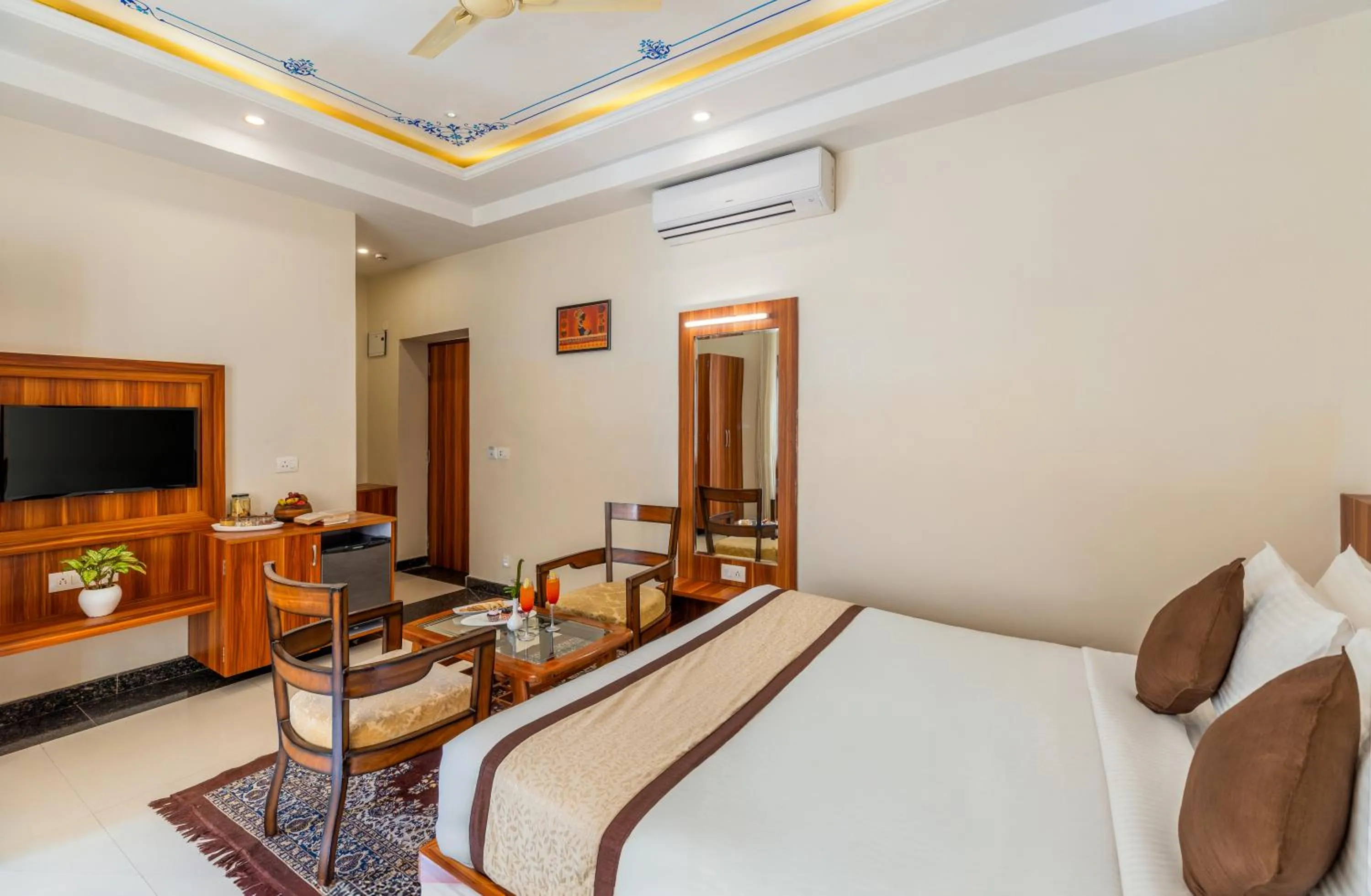 Bed in The Everest Hill Resort & Spa-Kumbhalgarh
