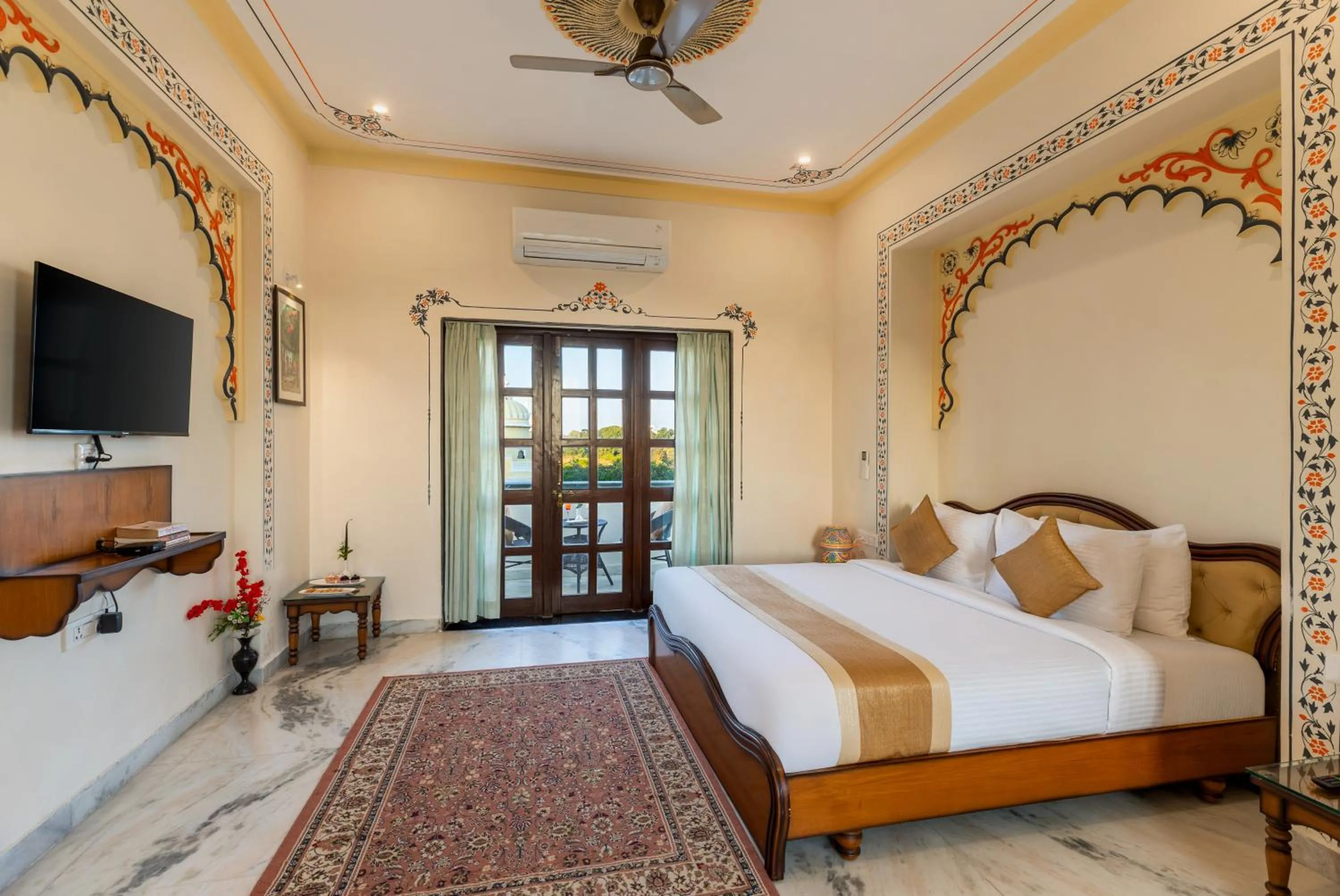 Bed in The Everest Hill Resort & Spa-Kumbhalgarh