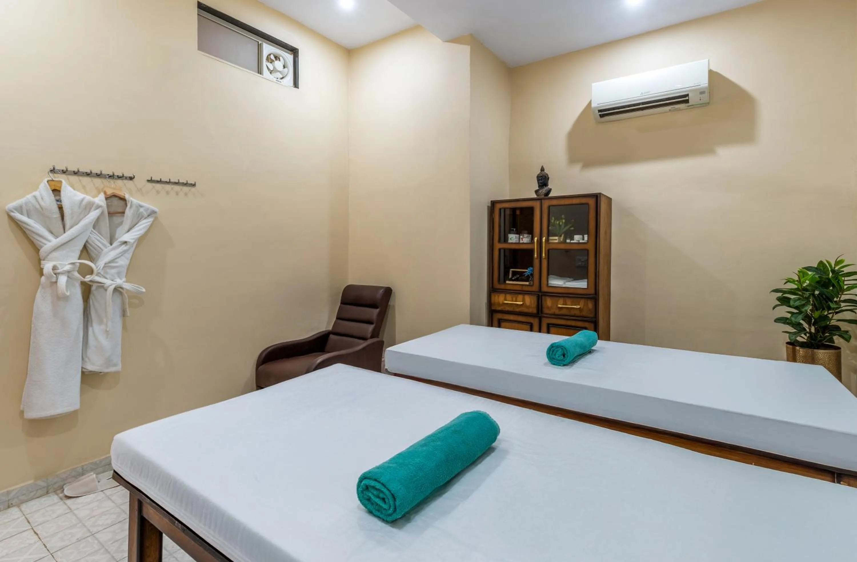 Massage in The Everest Hill Resort & Spa-Kumbhalgarh